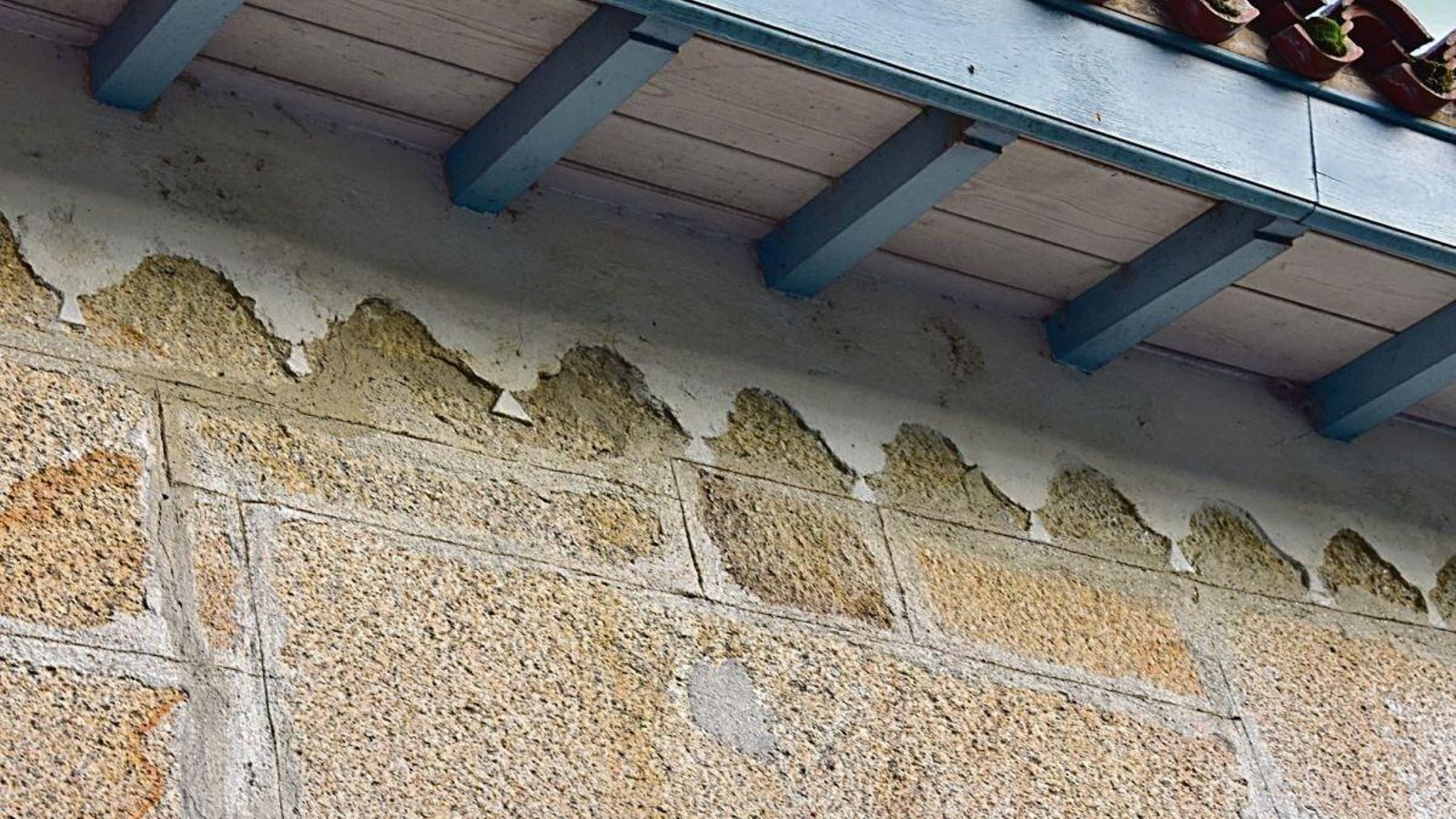 Cenefa en una casa del Castillo de Monterrei (MAR LÓPEZ SOTELO)