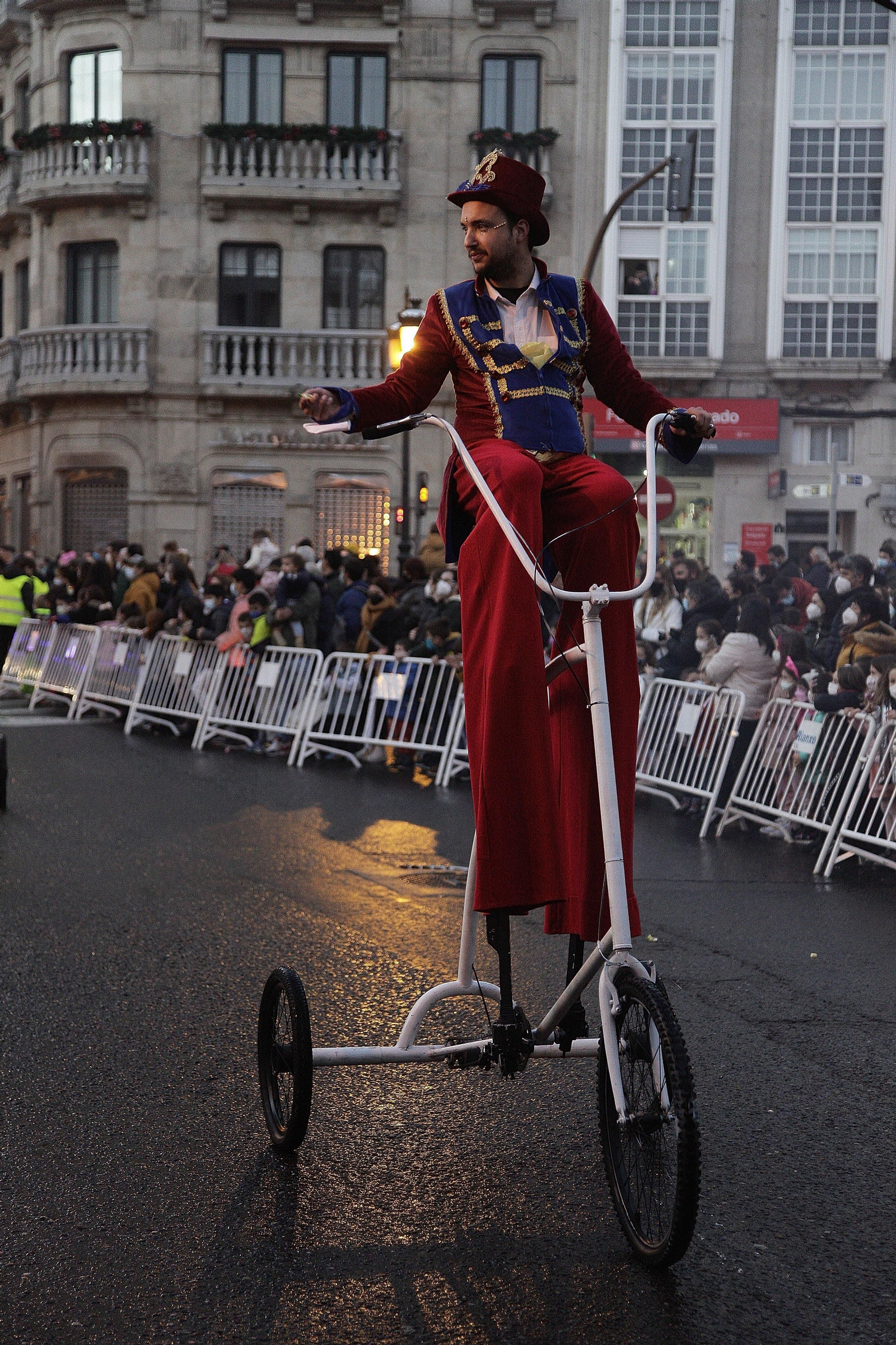OURENSE. Fantasía y luz en el desfile de los Reyes Magos por la ciudad. // Miguel Ángel