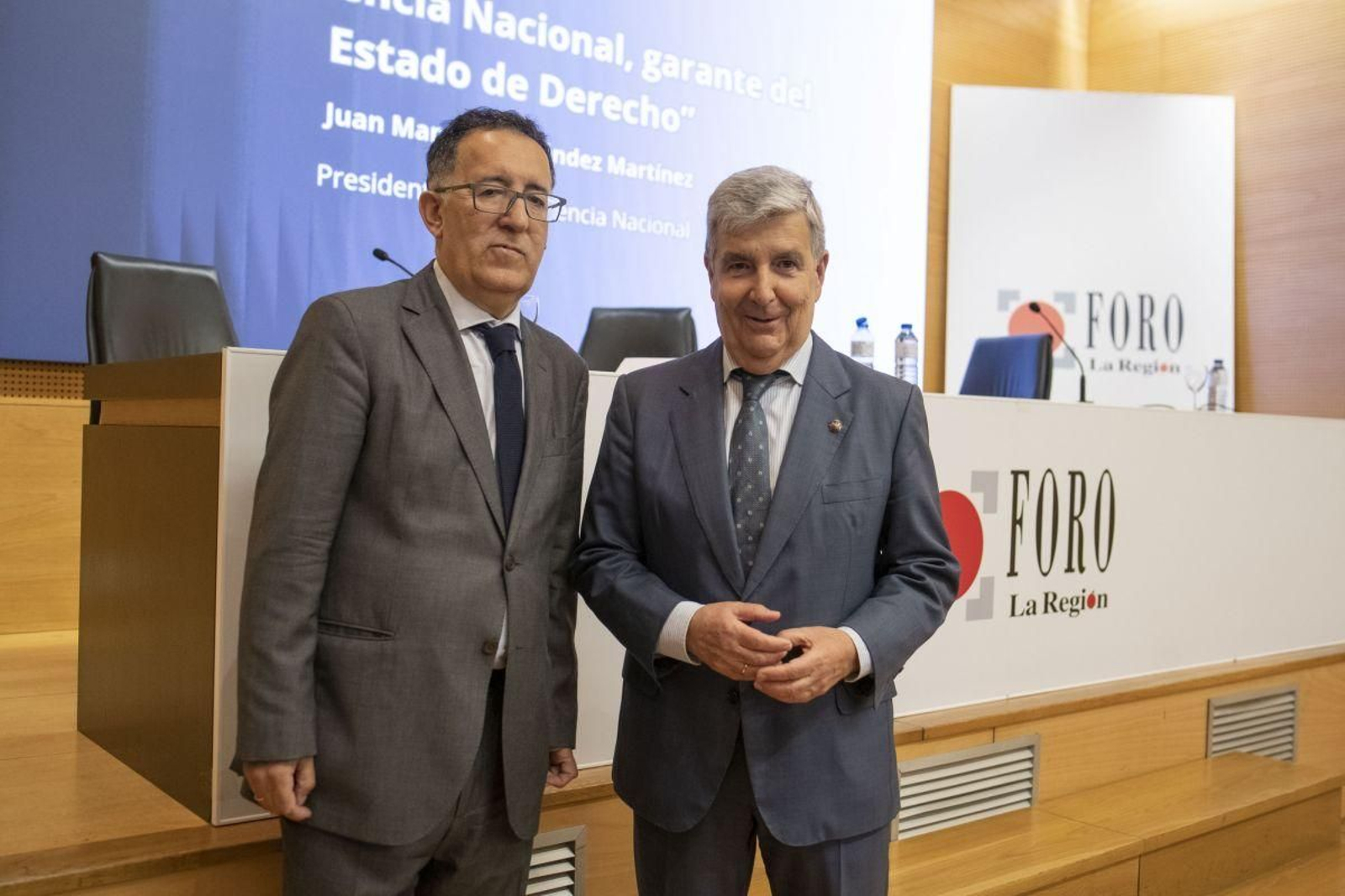 Antonio Piña fue el encargado de presentar a Juan Manuel Fernández, ponente del Foro La Región.