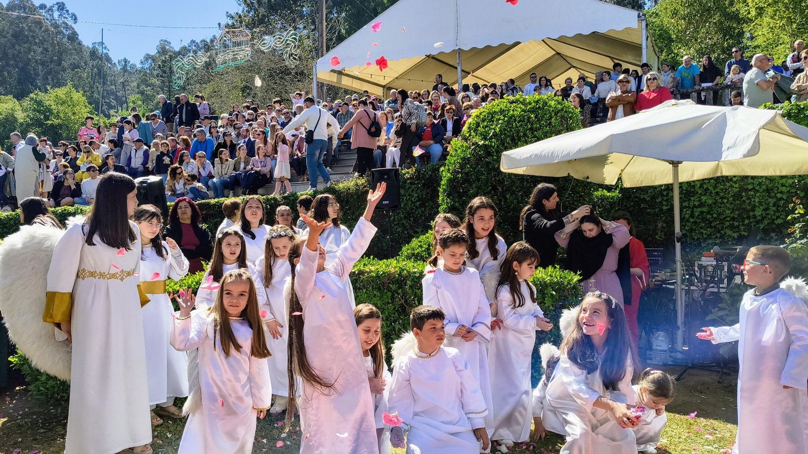 Parte del elenco de ángeles infantiles.