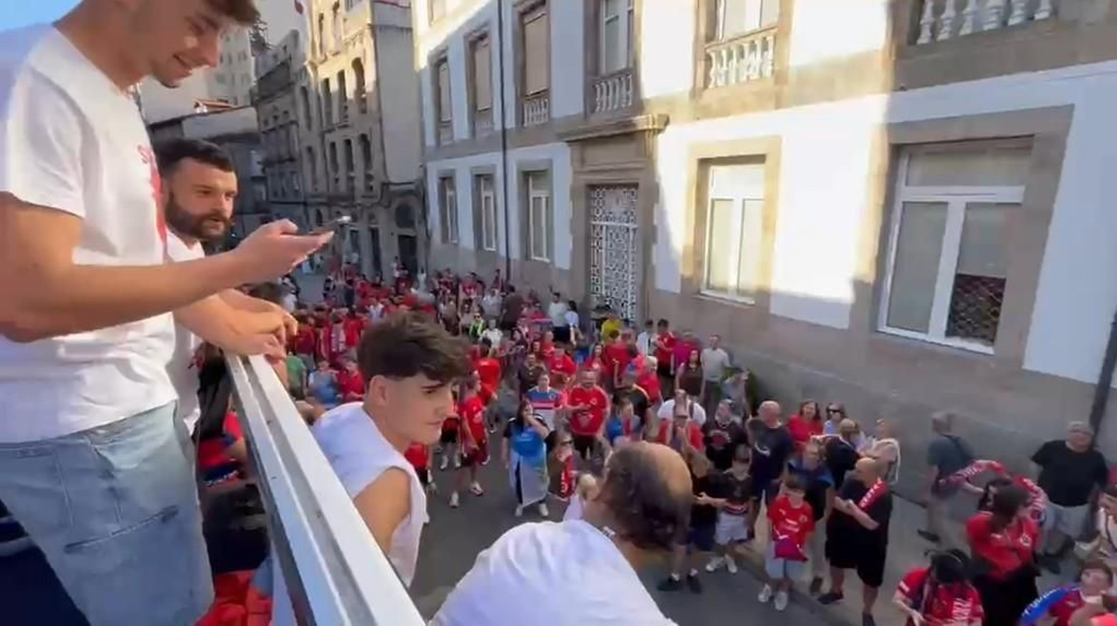 Galería | La aplaudida acogida de la UD Ourense de los unionistas contrasta con la pitada a Jácome en la Plaza Mayor, en fotos