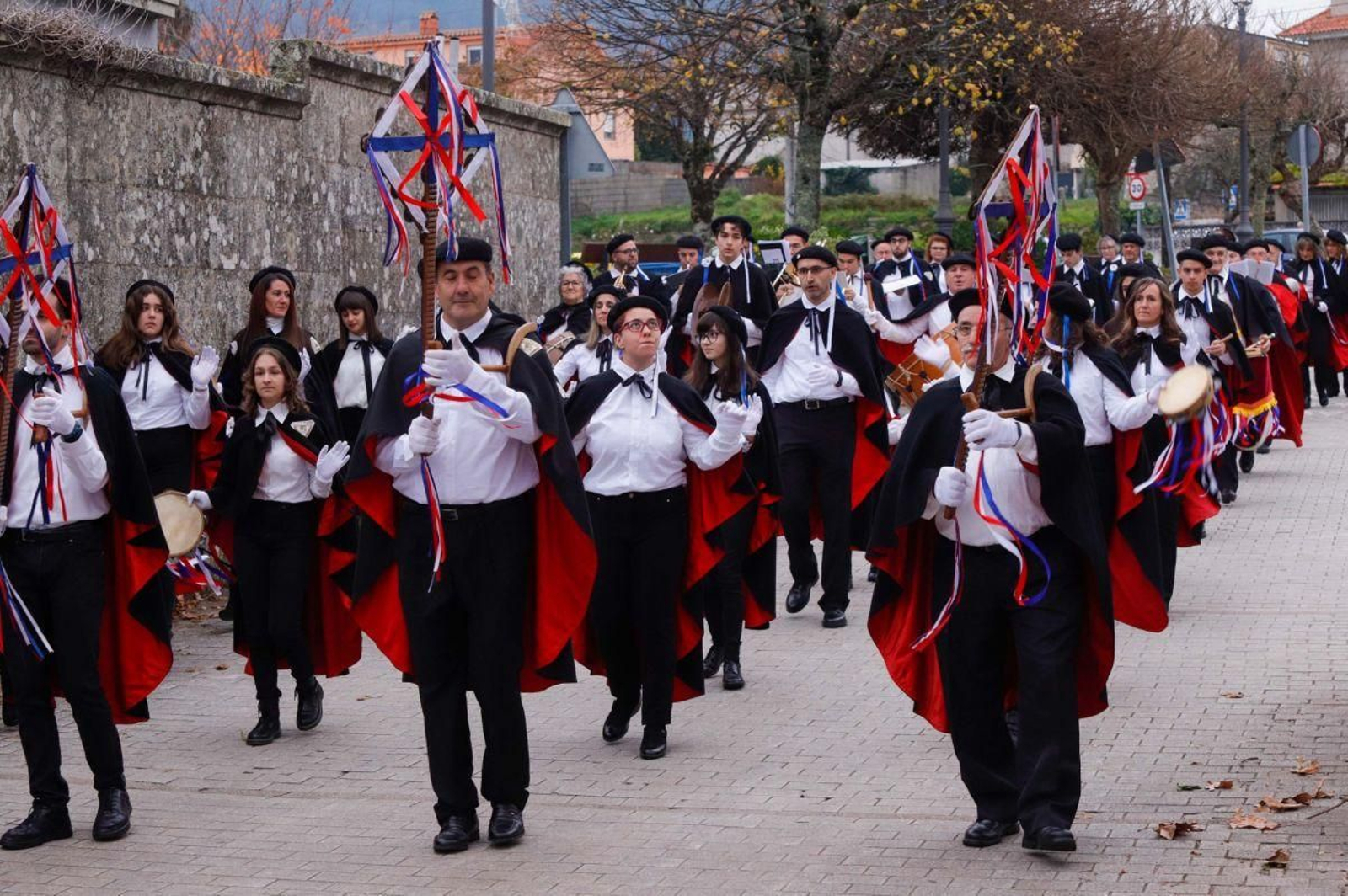 Una de las rondallas durante su exhibición ayer en la parroquia viguesa de Beade.