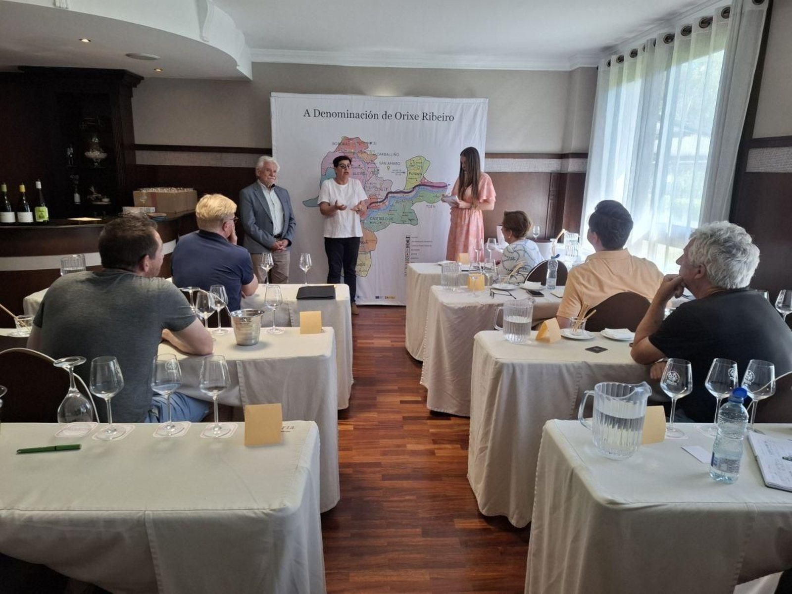 Fernández e Iglesias, con el grupo de visitantes en Laias.