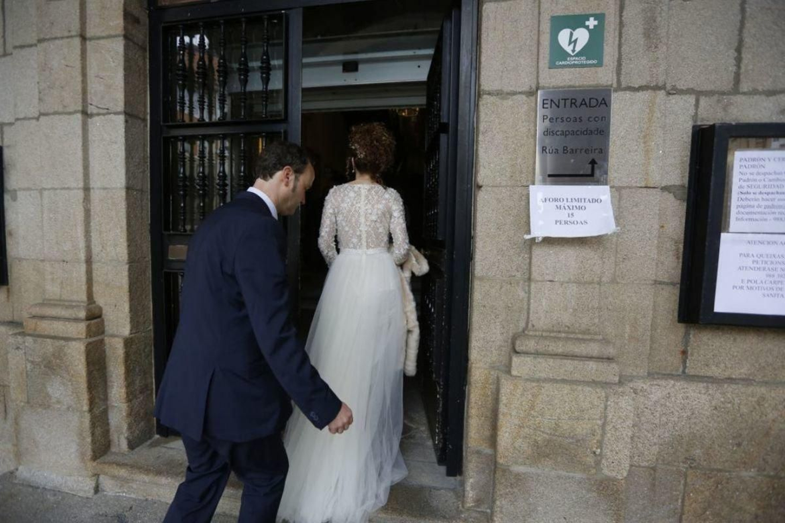 Boda- Una pareja accede al Concello para casarse.