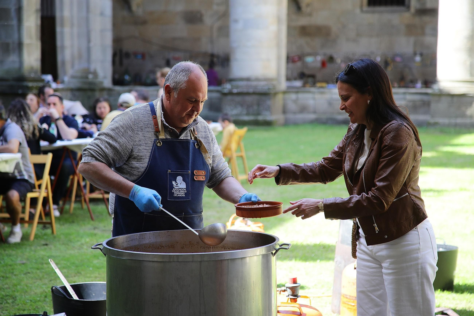 Con una sonrisa en el rostro la comensal recoge su plato de fabas.