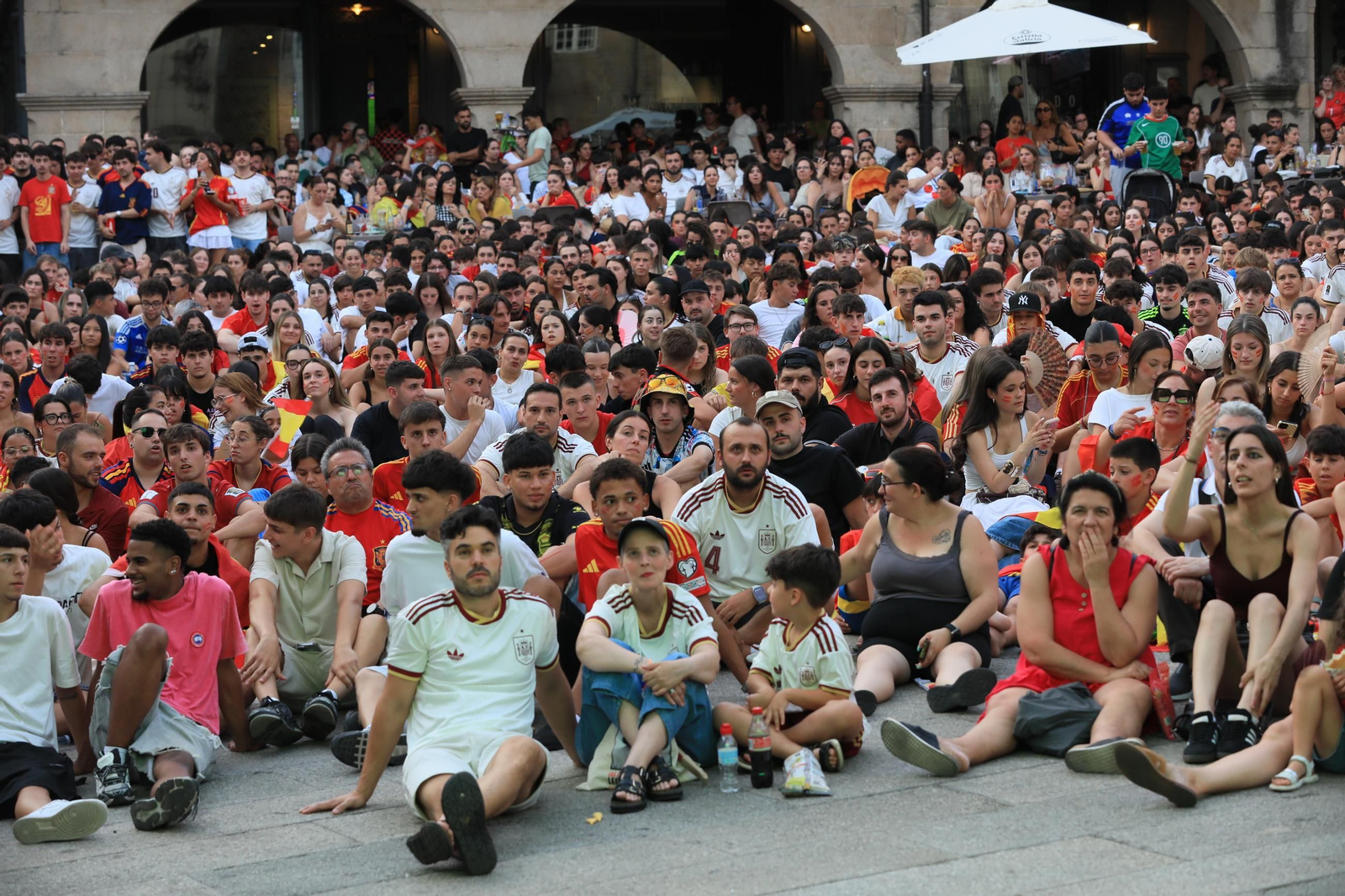 Galería | Ambiente y expectación en las terrazas de Ourense para disfrutar del partido de la selección española ante Portugal , en fotos