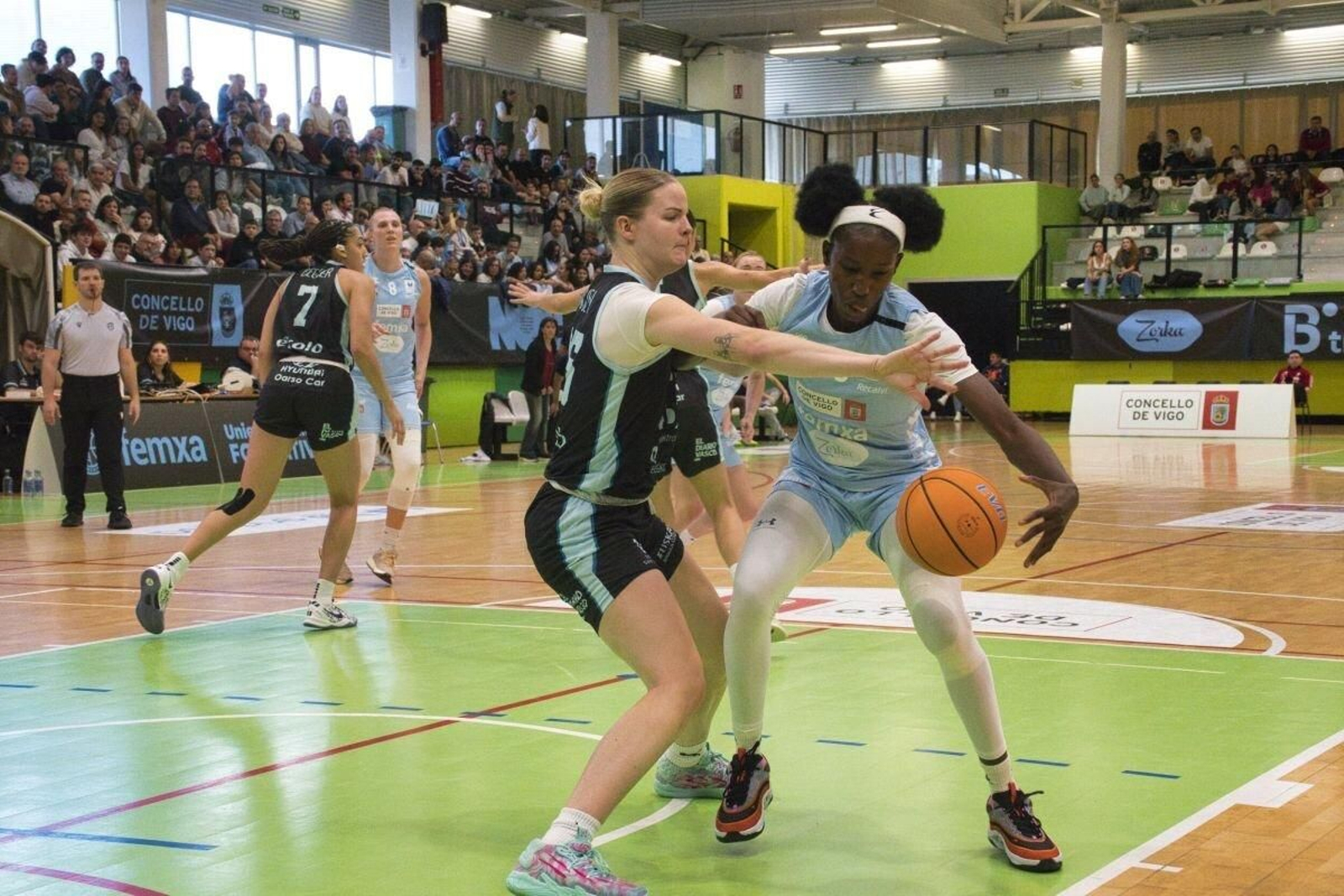 La céltica Maimouna Haidara maneja el balón ante Becky Massey en el partido disputado ayer en Navia.