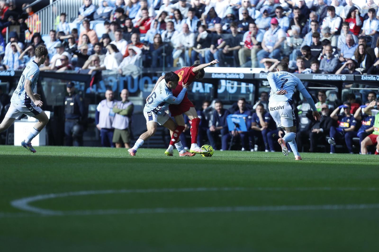 Miguel Román no esquiva el cuerpo a cuerpo y ante el Valencia fue el más acertado en la presión.