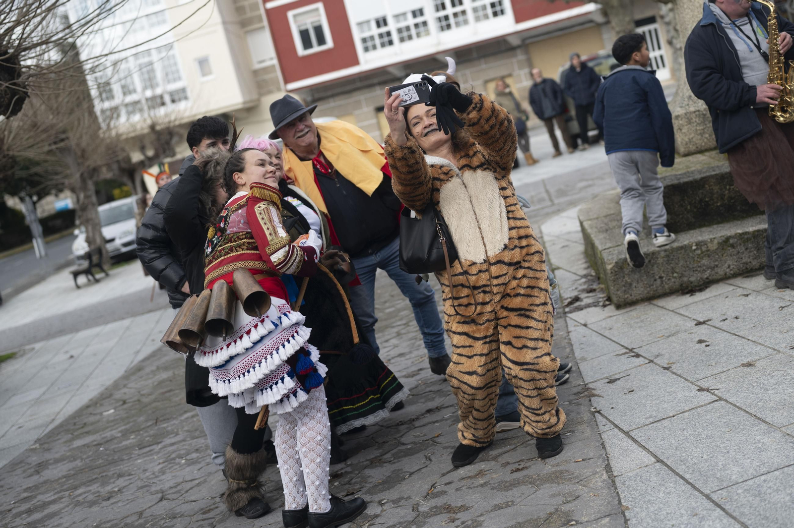 El Entroido de Cualedro desborda tradición, en fotos