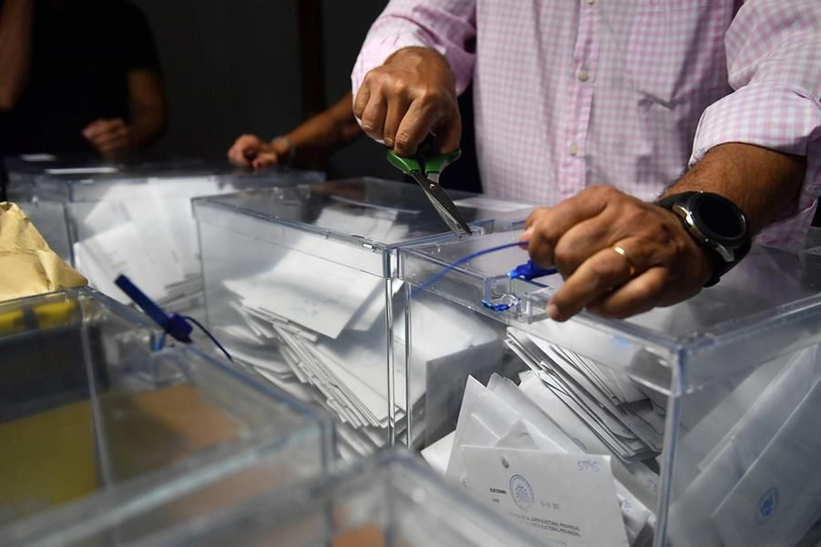 Recuento del voto CERA de las elecciones generales del 23J (Foto: EFE).