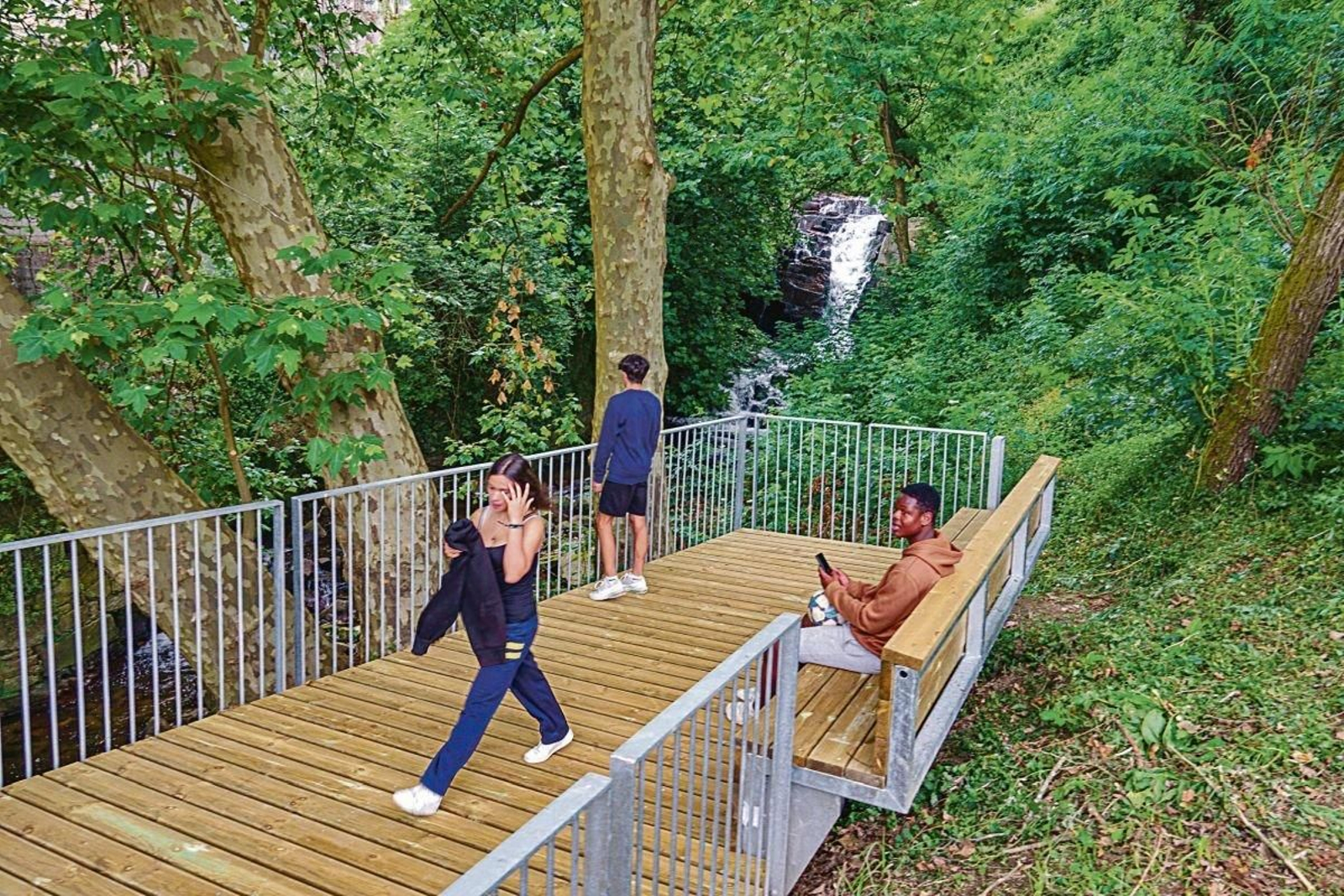 En el tramo alto del Lagares, tras su paso por Barreiro, se sitúa un mirador a una de sus cascadas naturales.