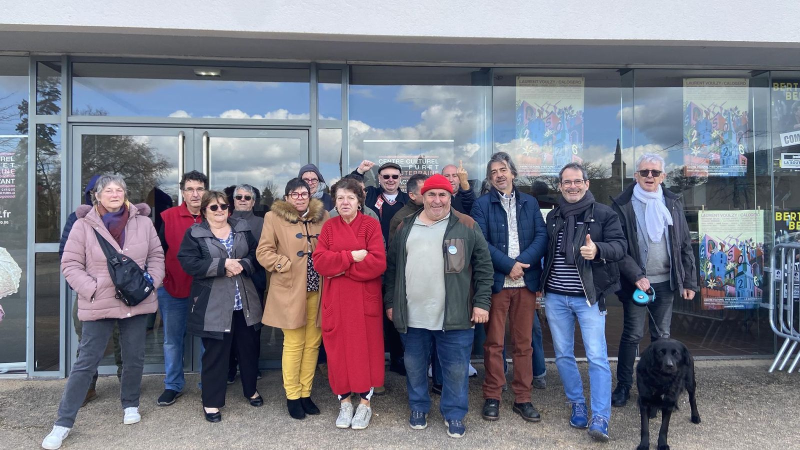 El autor y sus lectores tras una de las presentaciones de Les chemins de la colère en Suiza.