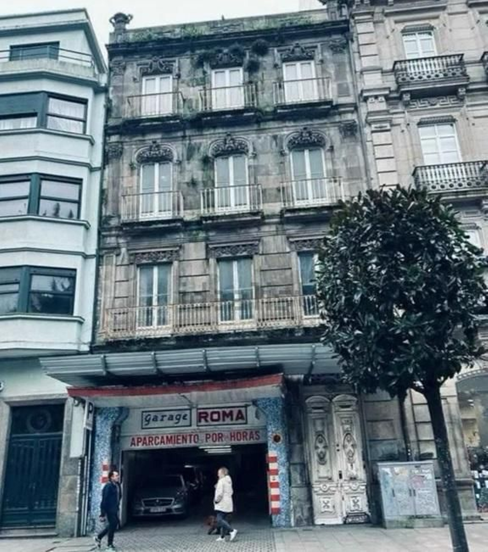 La doble propiedad, ya vendida, en la Praza de Compostela