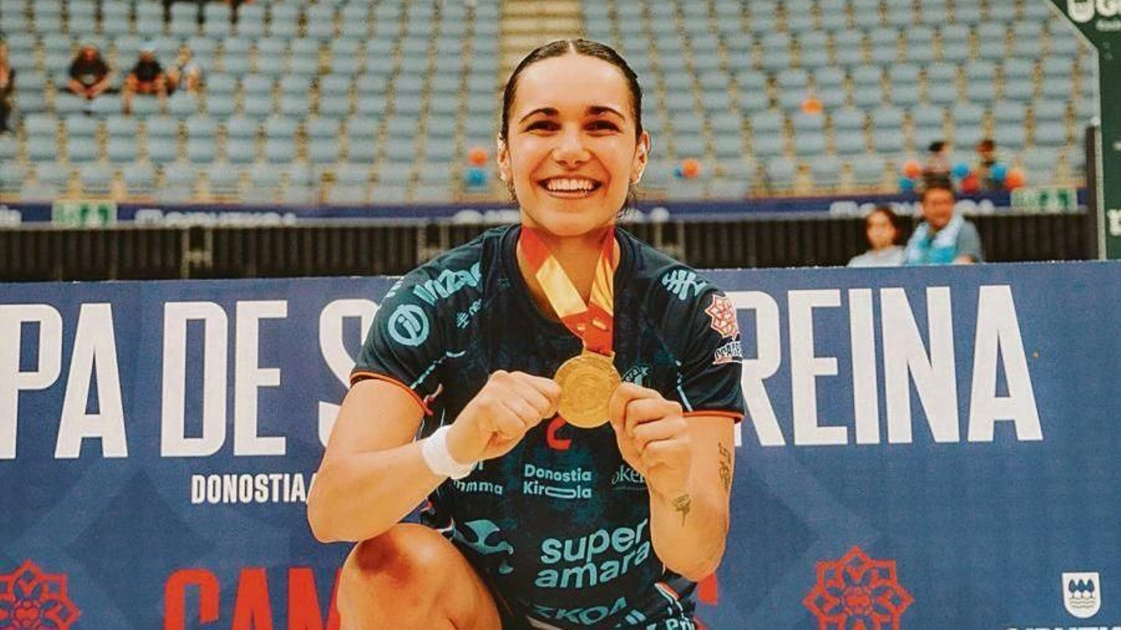 Elba Álvarez posa con el título y la medalla de la Copa de la Reina.