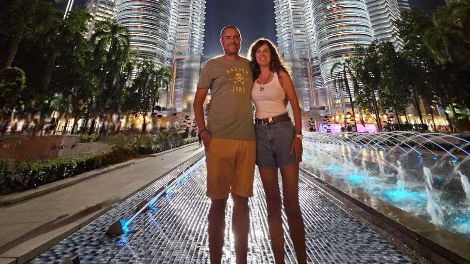 Carlos y su mujer, junto a las Petronas en Kuala Lumpur, durante sus días de vacaciones.