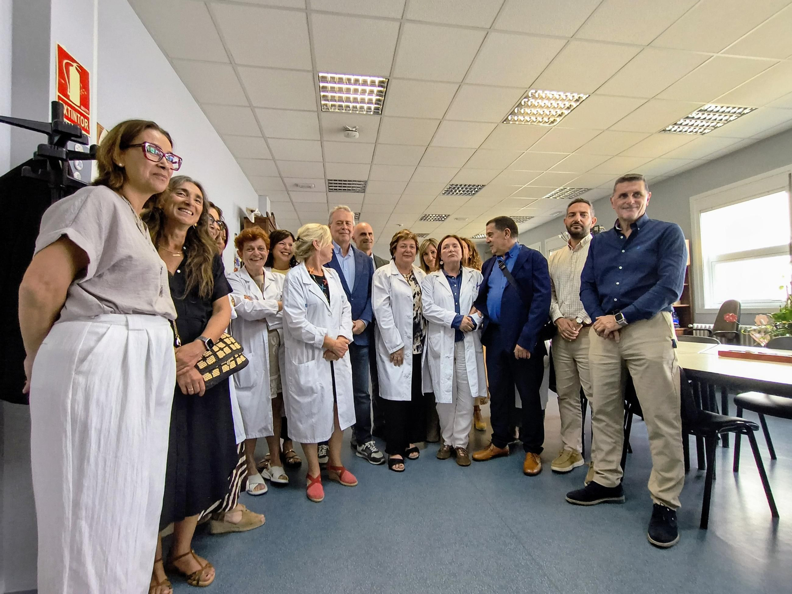 El conselleiro de Sanidade y el gerente del área sanitaria con los trabajadores de la UAD.