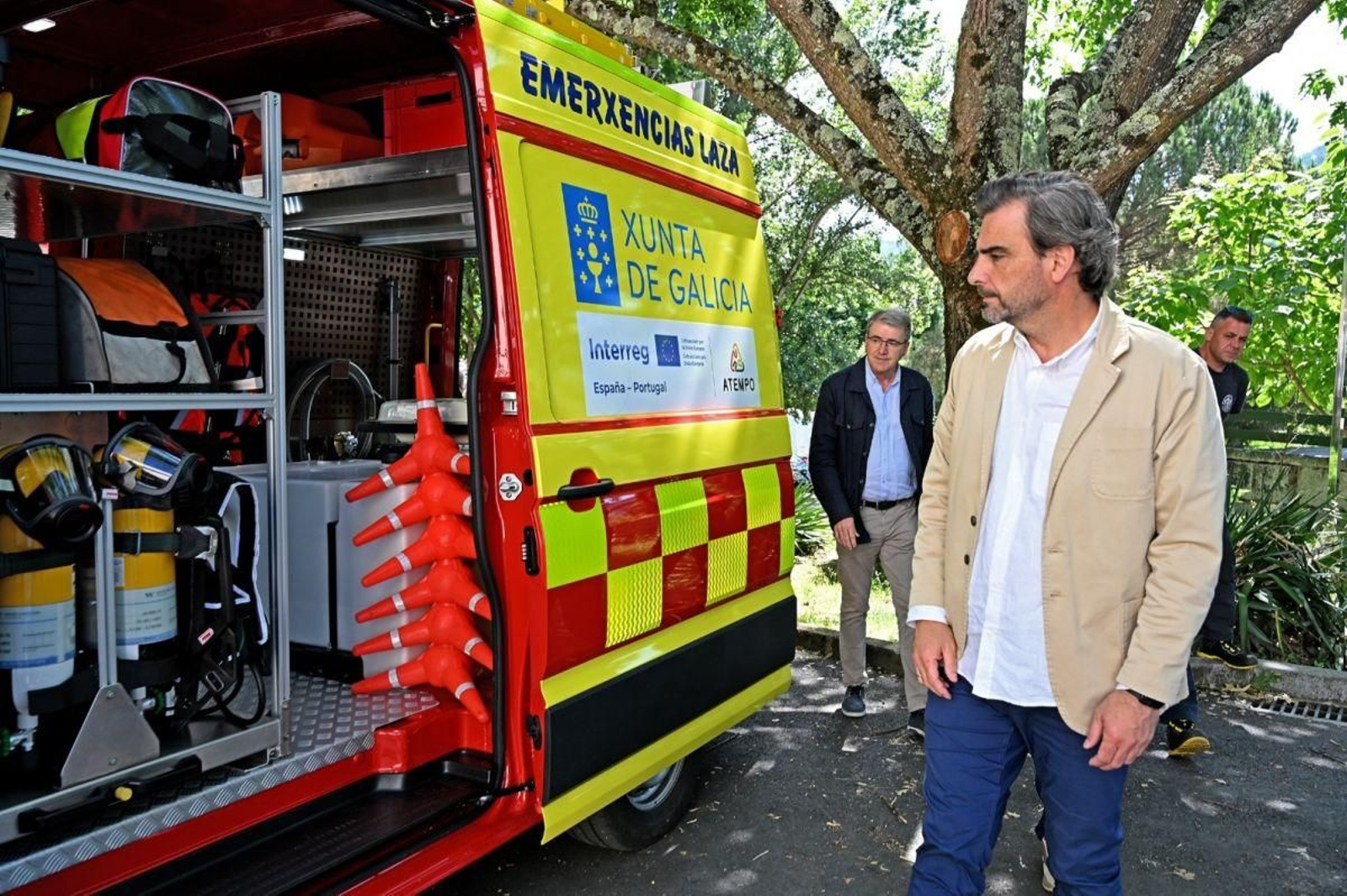 Diego Calvo -con Manuel Pardo al fondo- ante el vehículo de emergencias.