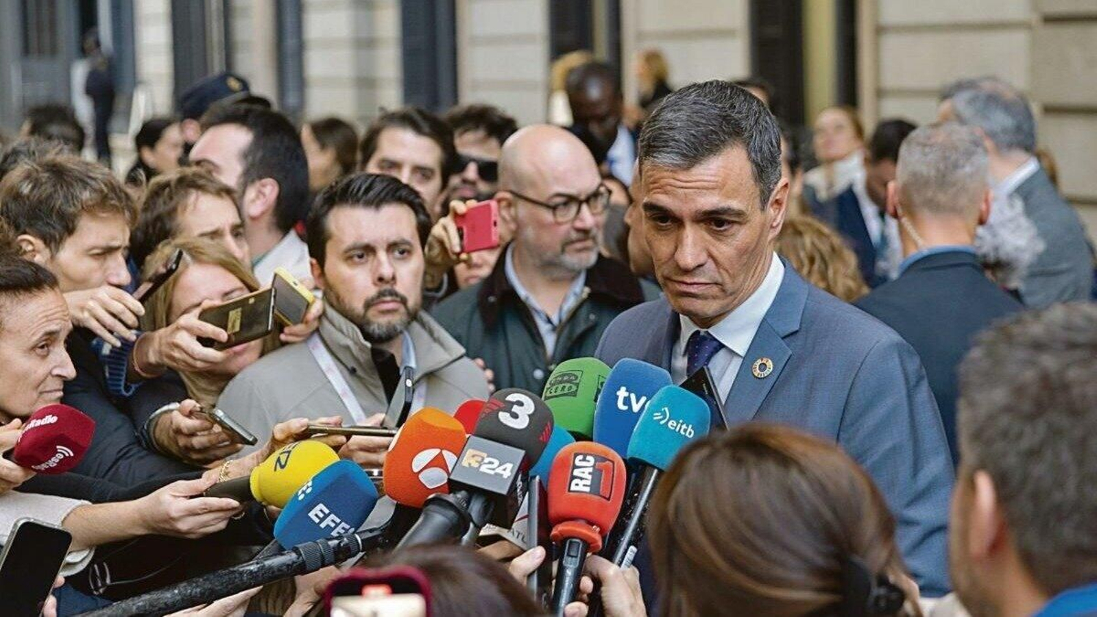 Pedro Sánchez atiende a los medios de comunicación a su salida del Congreso.
