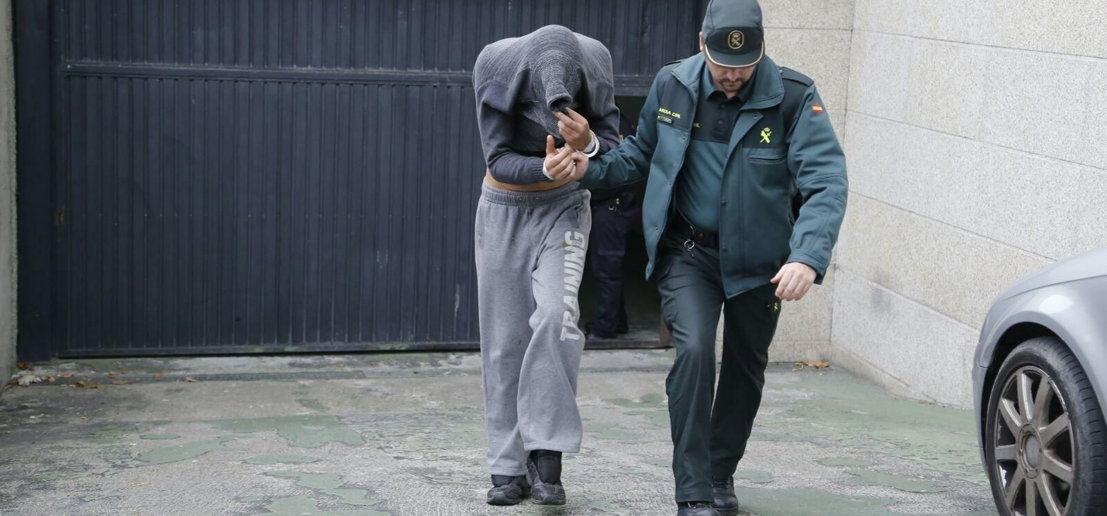 César Adrio sale de los juzgados de Vigo // Vicente