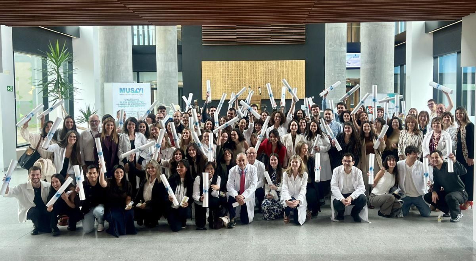 Los 114 residentes del área sanitaria de Vigo que concluyeron su proceso de formación, ayer en el hospital Álvaro Cunqueiro.
