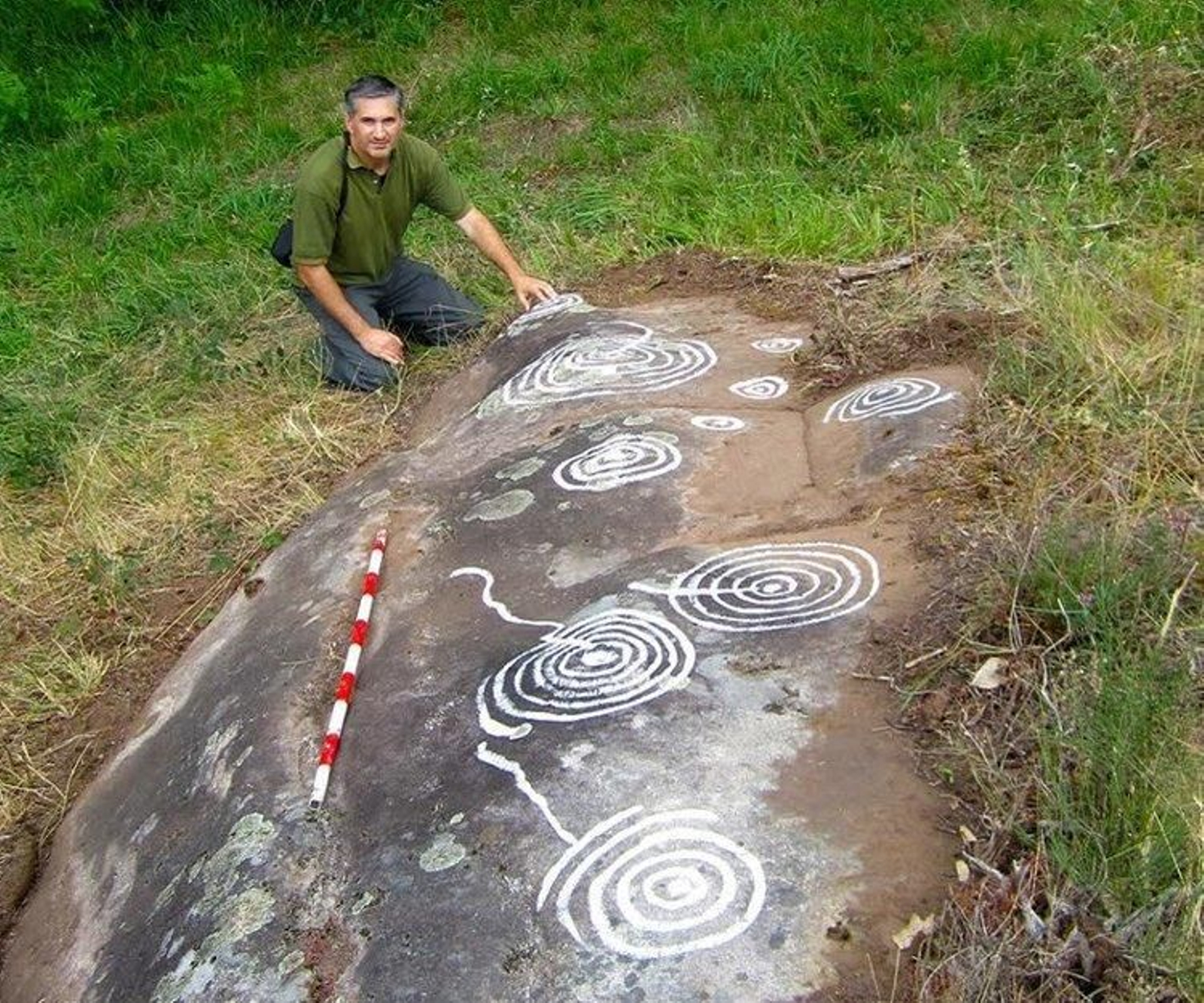 Juanjo Álvarez muestra un petroglifo del Concello de Irixo (GRUPO OUTEIRO)