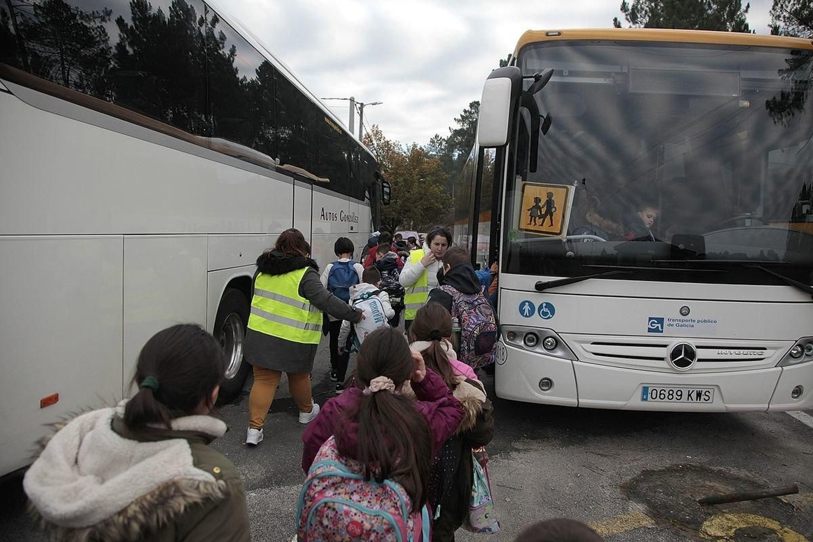 Los niños del CEIP Seixalbo, en la fotografía, fueron algunos de los que sufrieron problemas con el transporte (MIGUEL ÁNGEL)