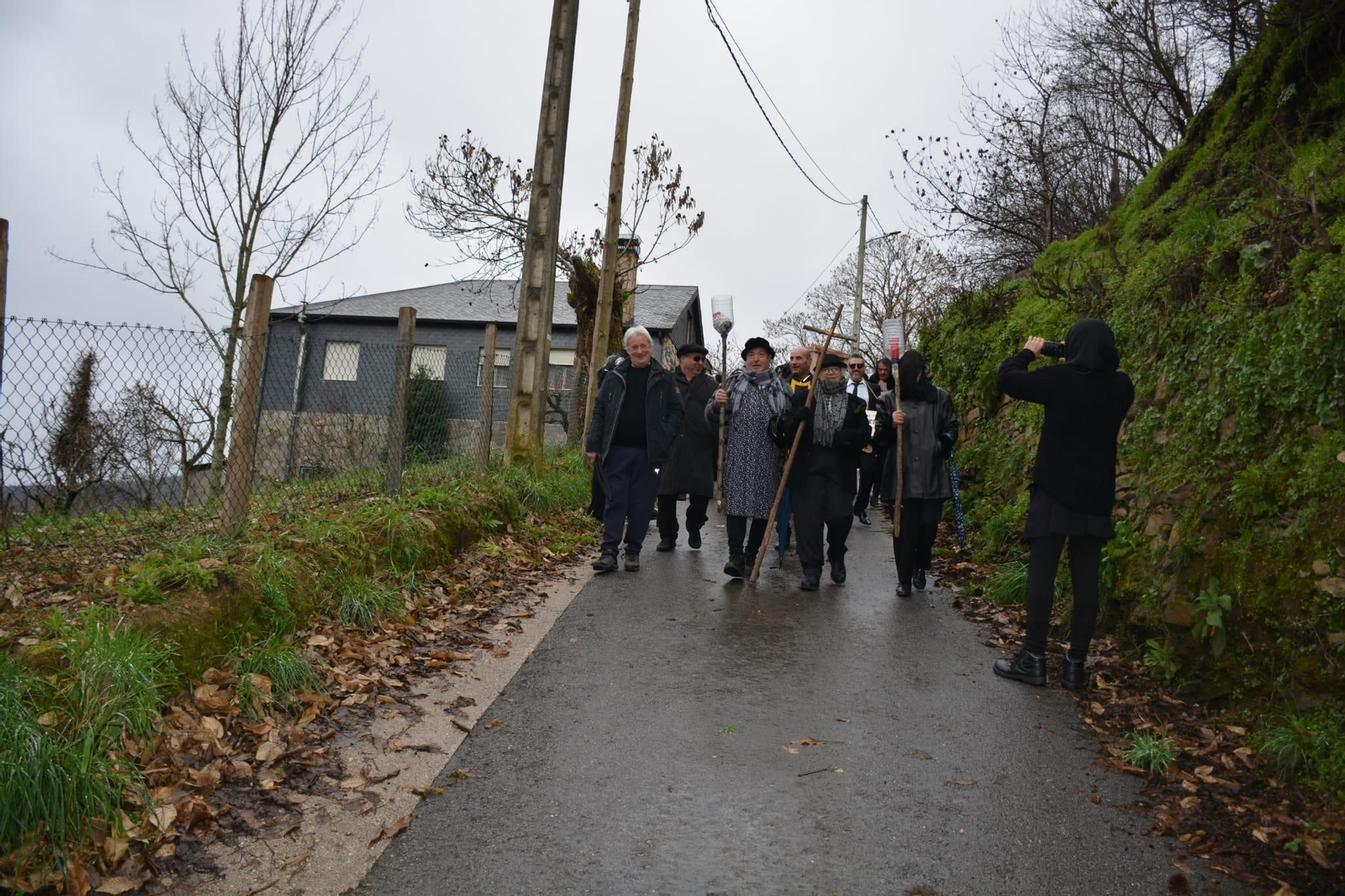 Galería | Los vecinos de San Vicente celebran el Entroido y homenajean a su localidad