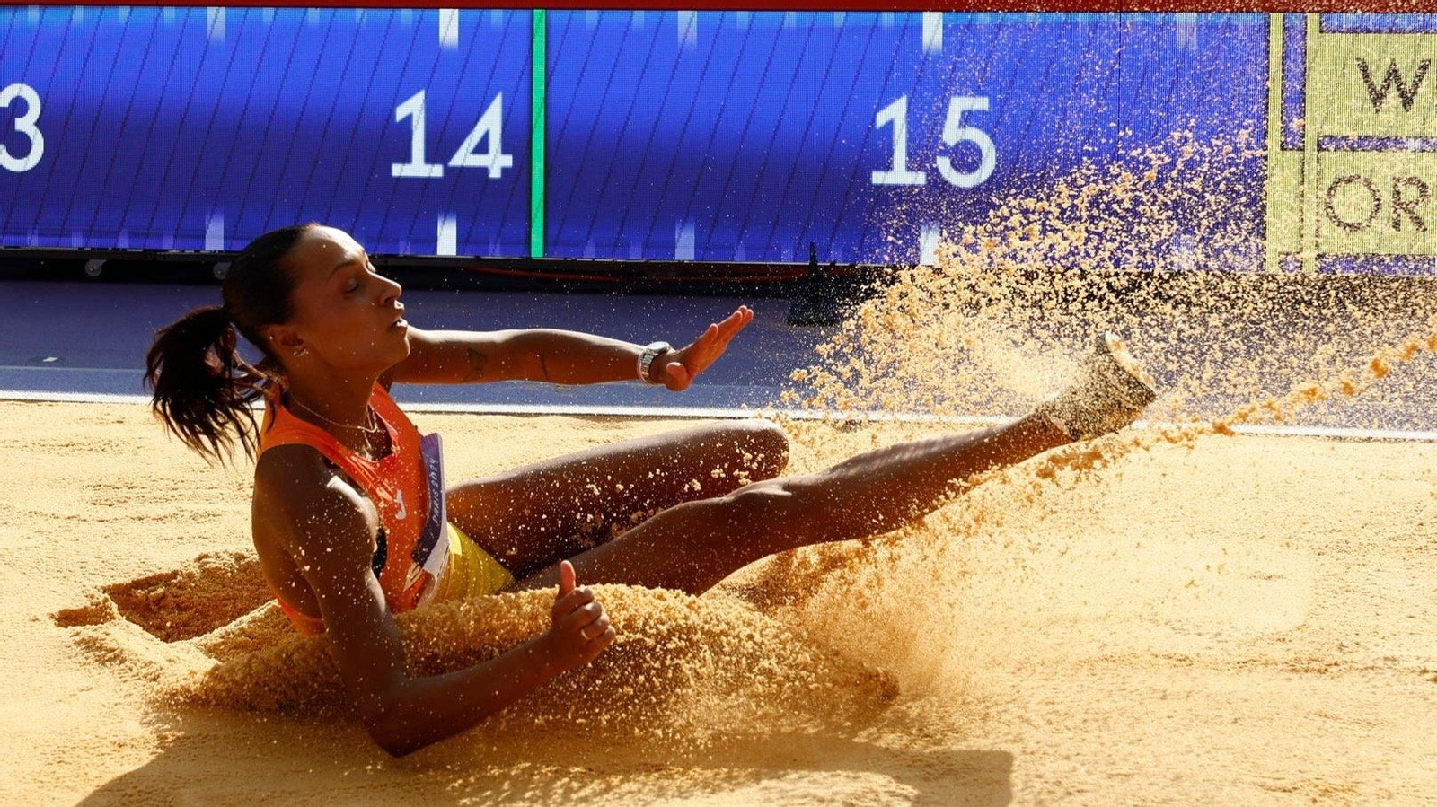 La saltadora barbanzana aterriza en el foso, en la única tentativa de ayer, con la que se clasificó para la final de hoy con una marca de 14.36.