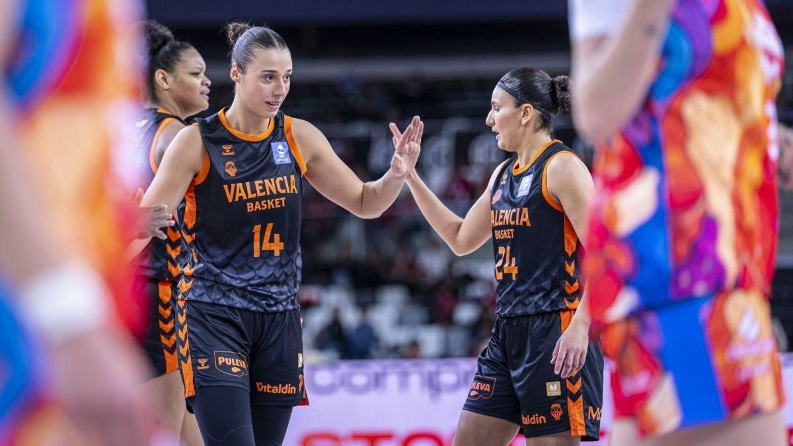 La ourensana Raquel Carrera se saluda con Ben Abdelkader durante el partido.