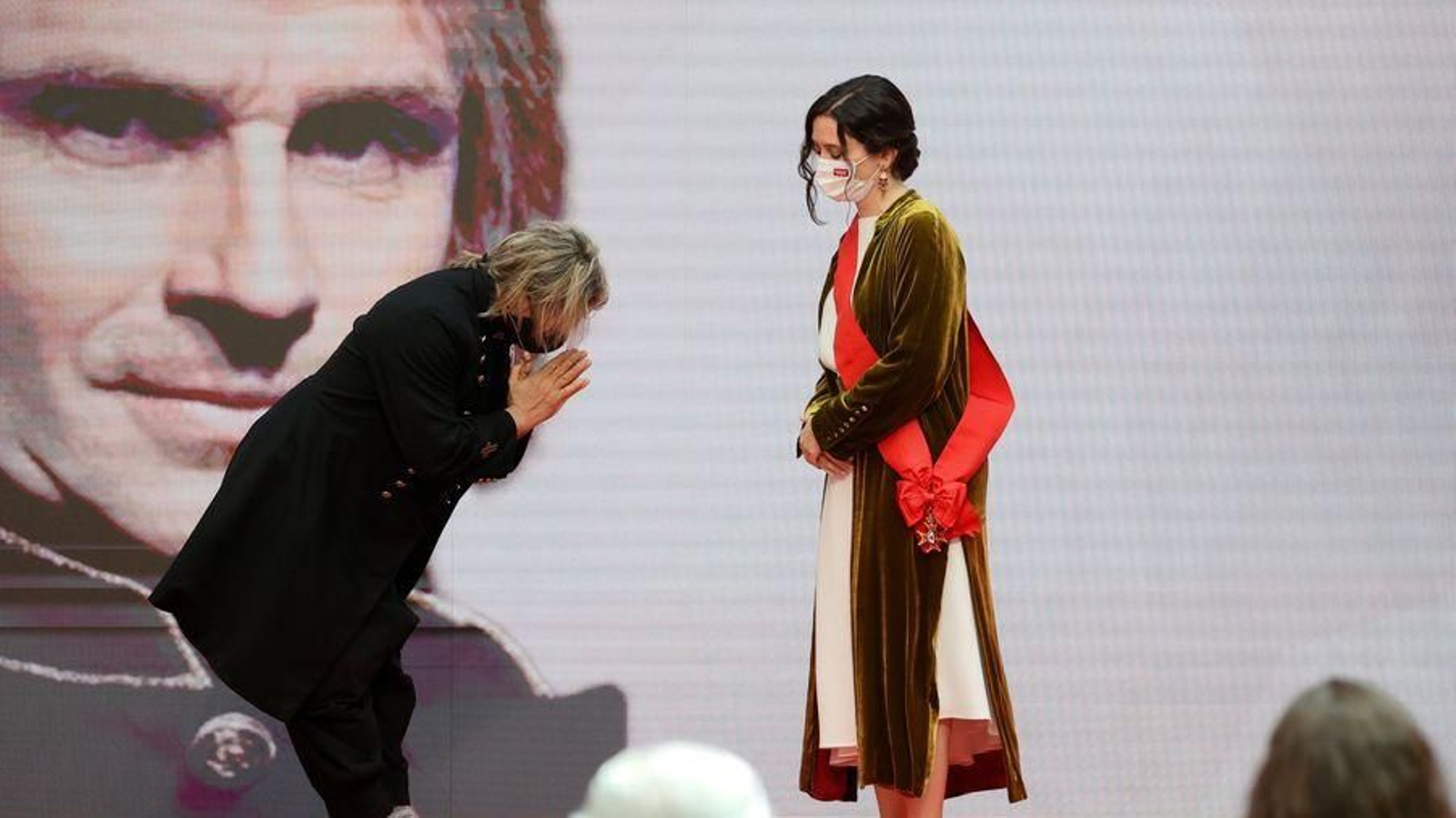 Nacho Cano se postra ante Isabel Díaz Ayuso.