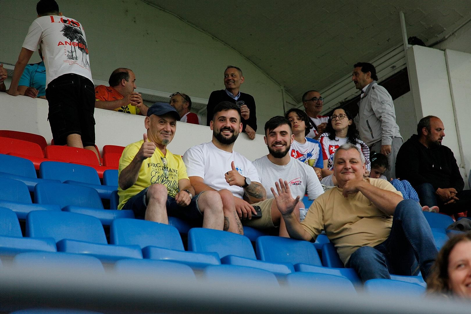 La afición en las gradas animando a los jugadores.