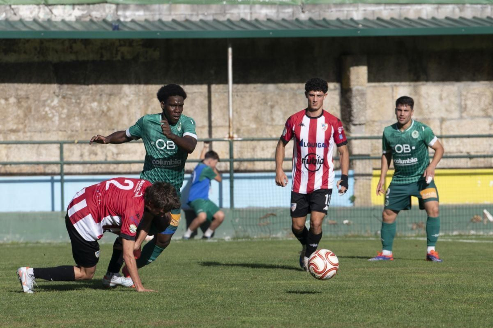 Disputa de los verdes en el duelo ante el Arteixo.