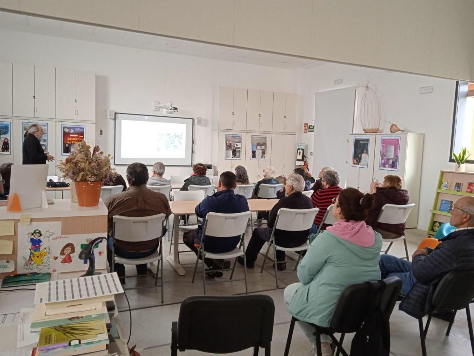 Ovidio Veloso durante la charla en Cenlle.
