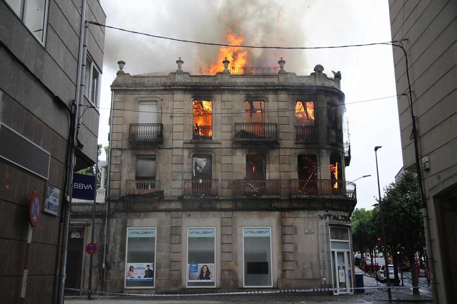 Galería | Así fue el voraz fuego que calcinó un edificio en A Ponte, en imágenes