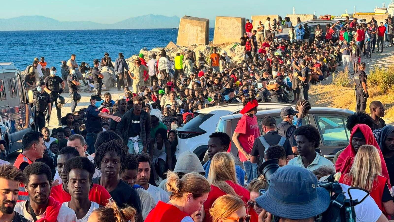 Cruz Roja y la organización Sur Sur reparten alimentos básicos en Ceuta.