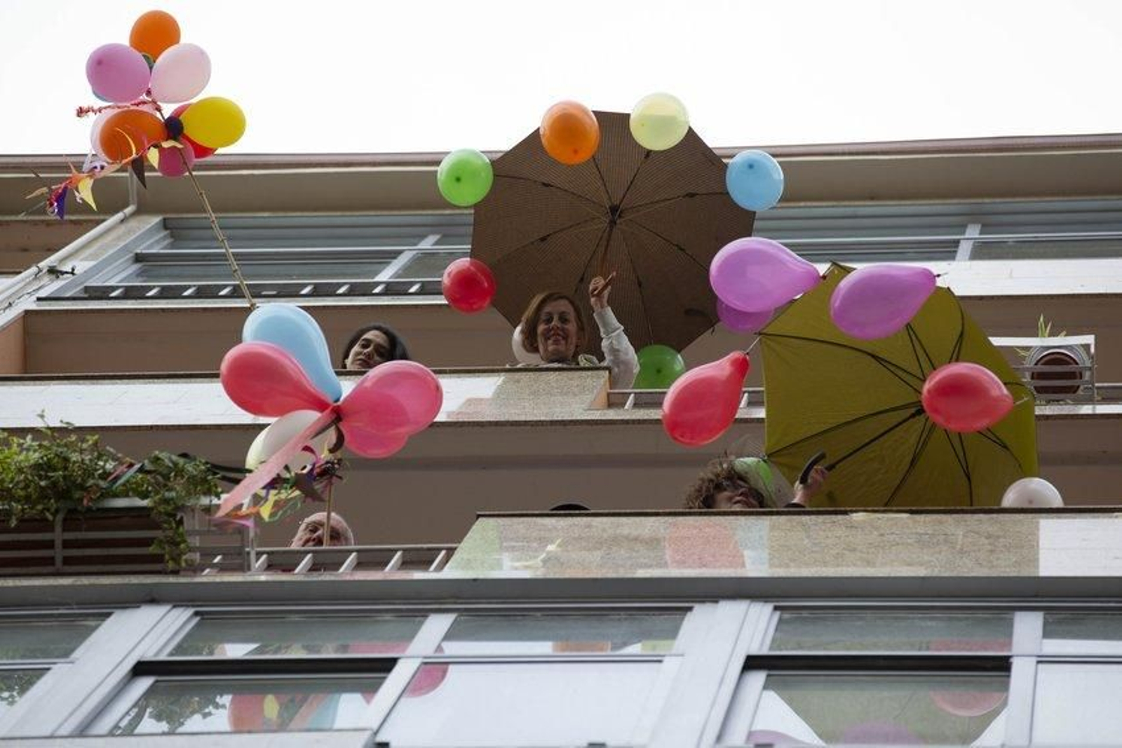 Día 32 de alarma sanitaria por el Covid-19 en Ourense. En la foto el aplauso de las 20 en la avenida de Portugal. Foto: Xesús Fariñas