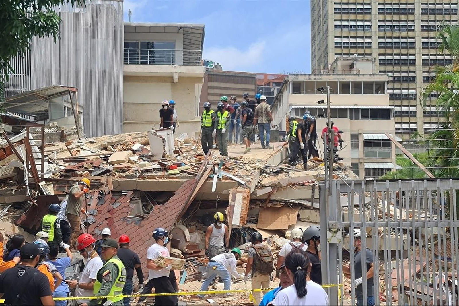 Equipos de rescate se afanan por encontrar víctimas.