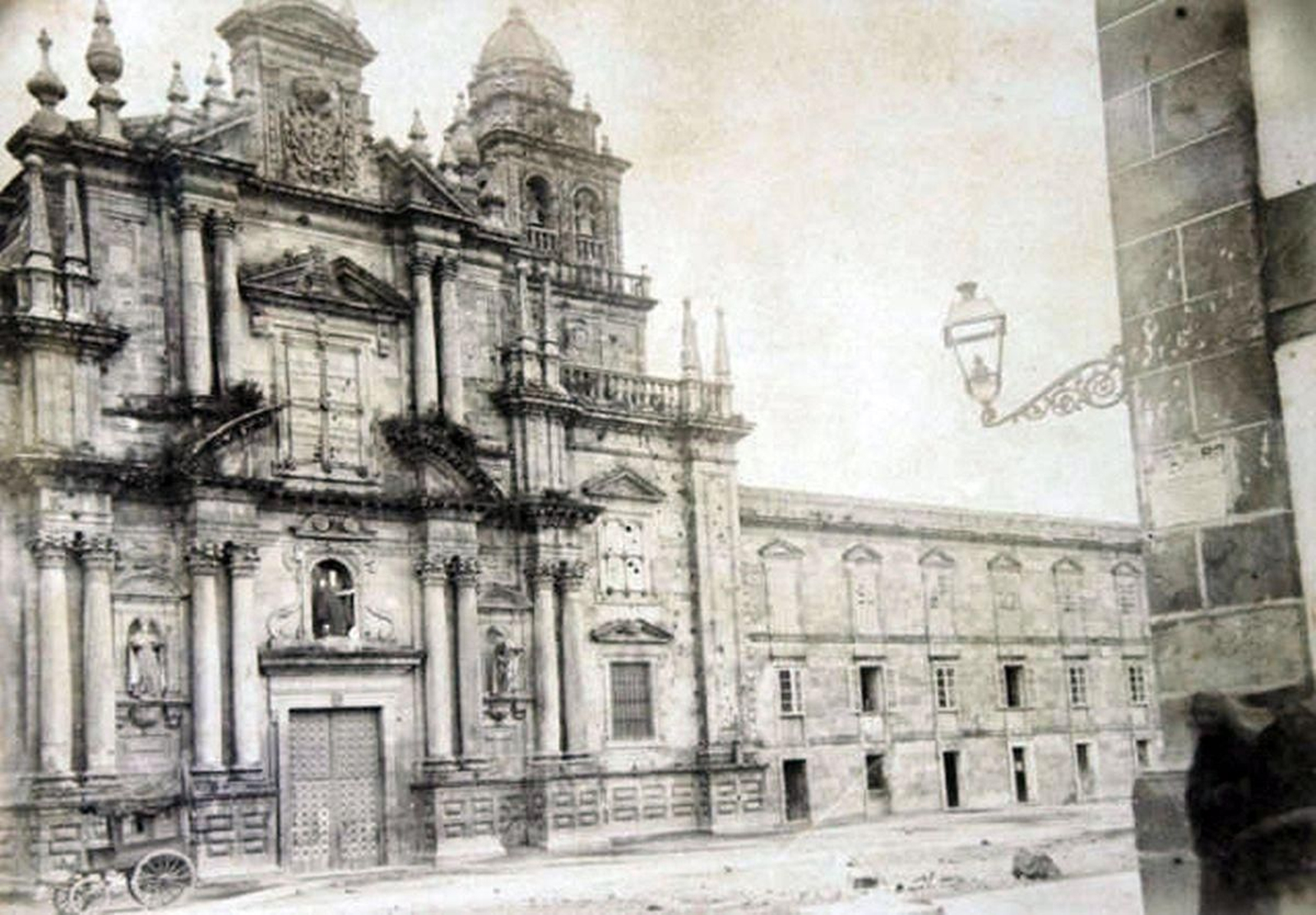 Estampa insólita do mosteiro de Celanova coa figura de San Benito pintada con hábito negro (Museo de Pontevedra).