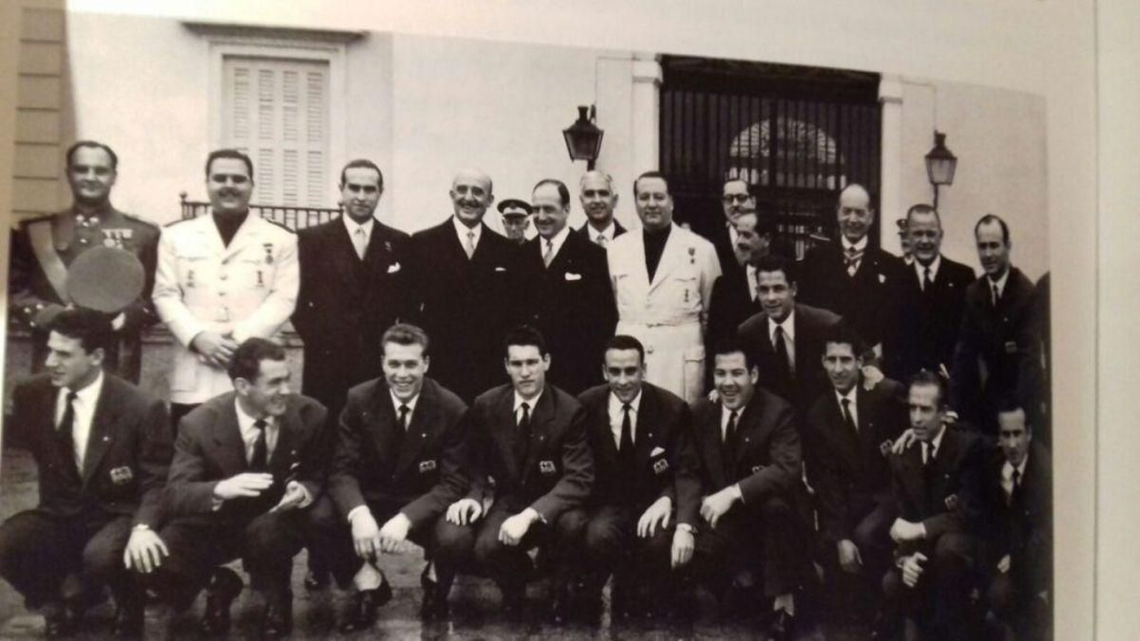 Recepción de Franco al Barça en 1953: Miró-Sans (izq) de uniforme y junto a la plantilla.