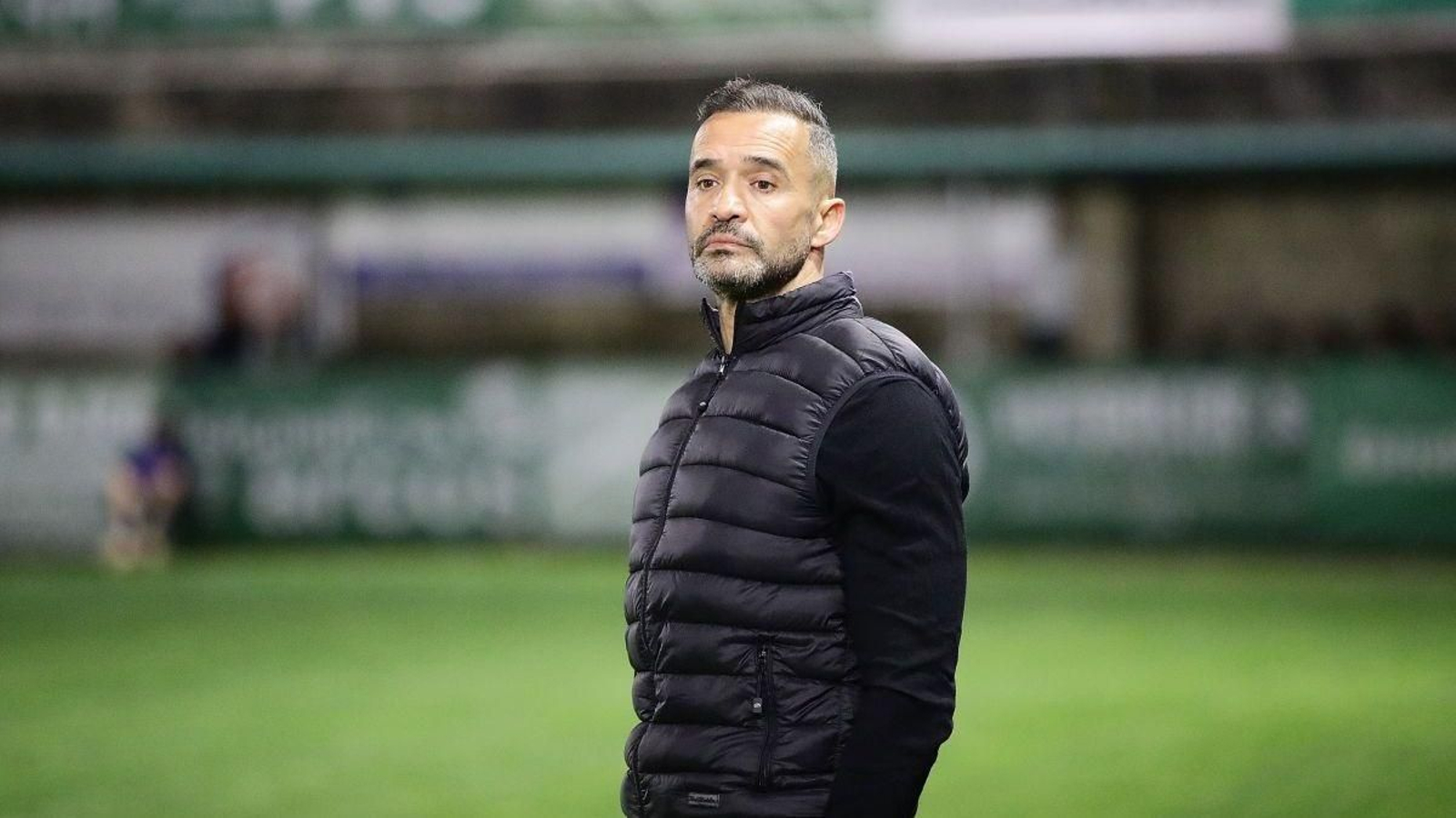El técnico verde observa a su equipo en el último partido en Espiñedo ante el Celta Fortuna.