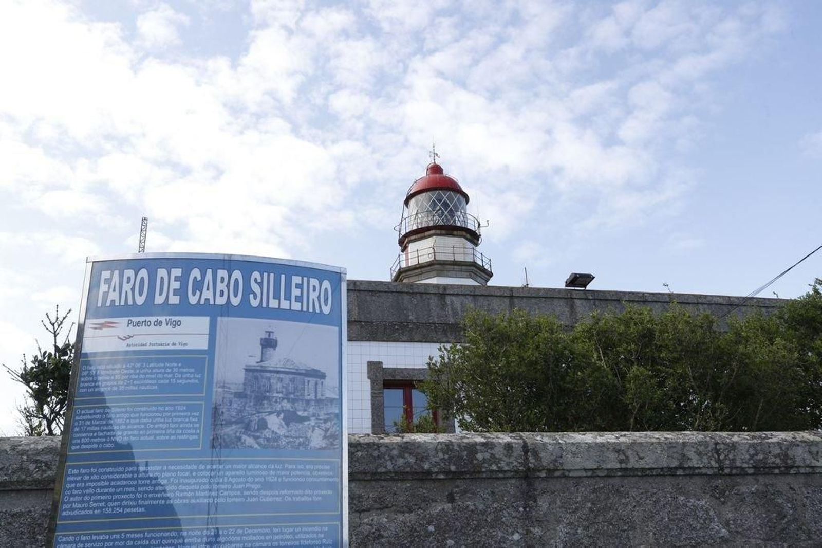 La Autoridad Portuaria de Vigo gestiona los faros de la Ría. El más importante por su tamaño y emplazamiento es Cabo Silleiro, frente al corredor marítimo del Atlántico.
