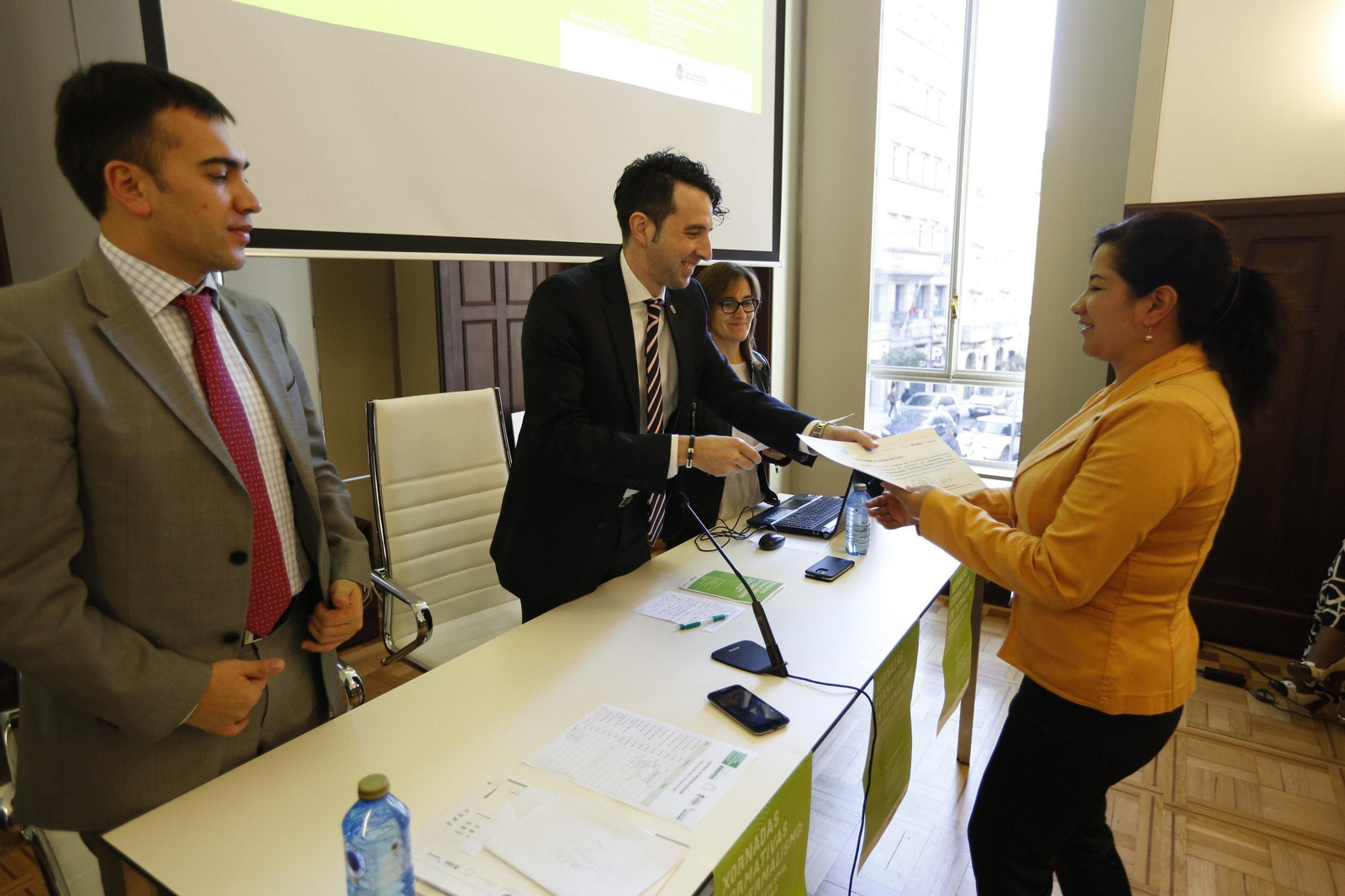El vicerrector Virxilio Rodríguez entrega uno de los diplomas.