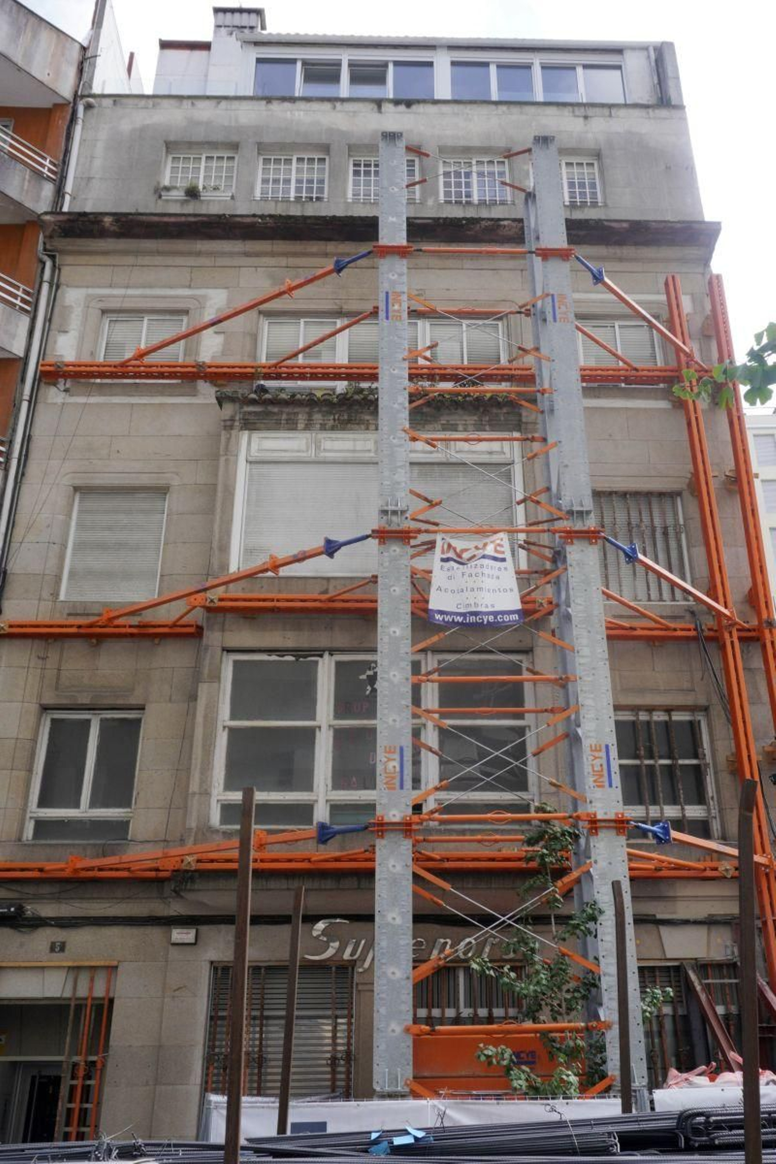 El edificio seguirá reforzado y se han instalado medidores de grietas.