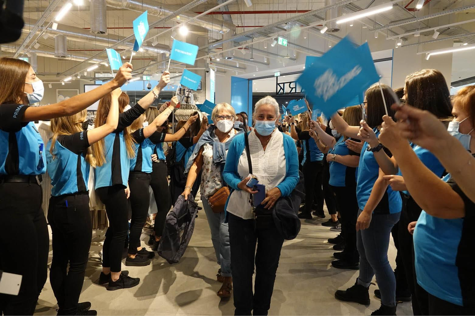 Los primeros clientes en visitar las tiendas de Vialia.