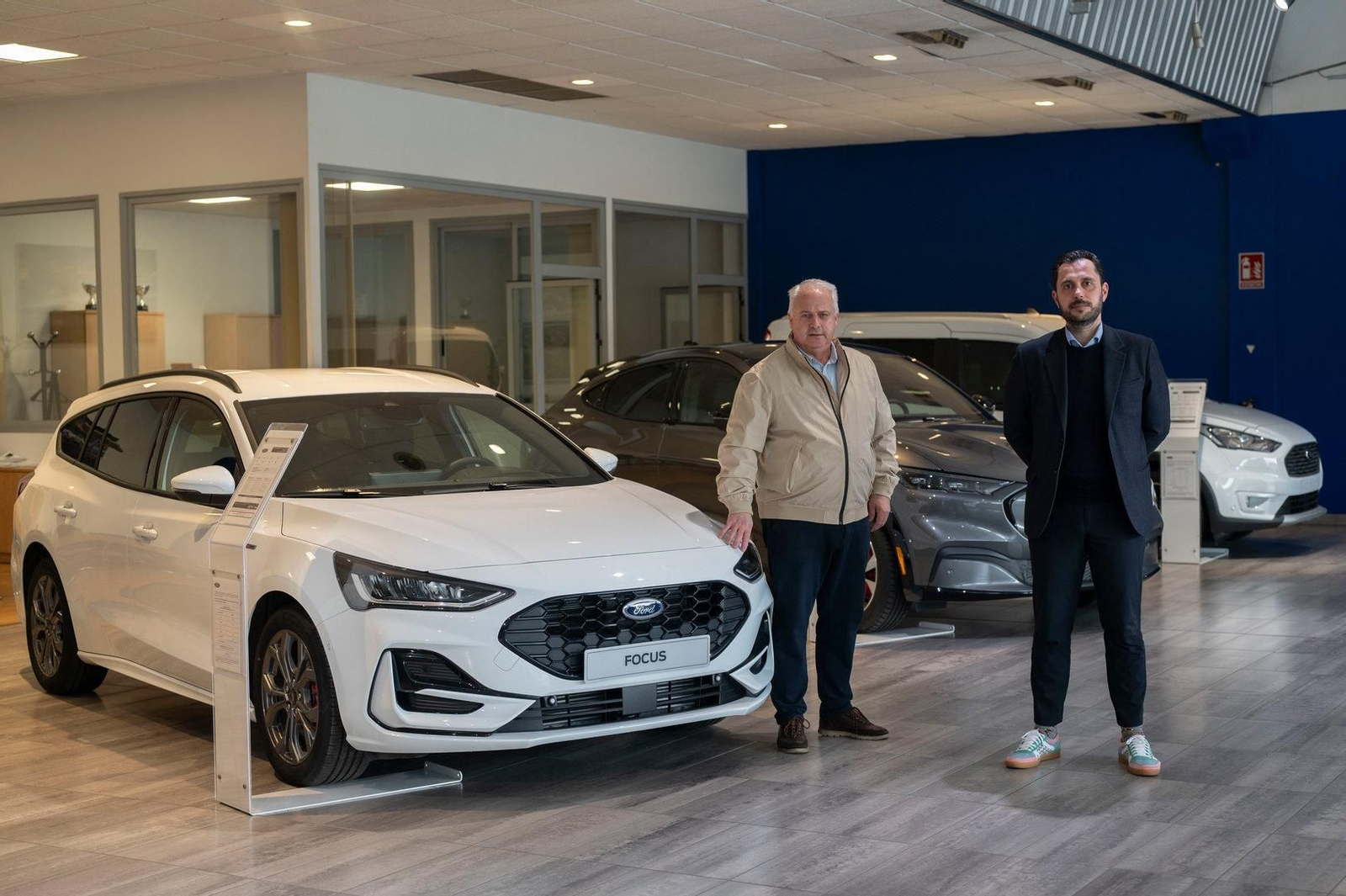 Andrés Doval, responsable de Blendio Ford Autoavisa en Ourense , y Rubén Fernandez, comercial.