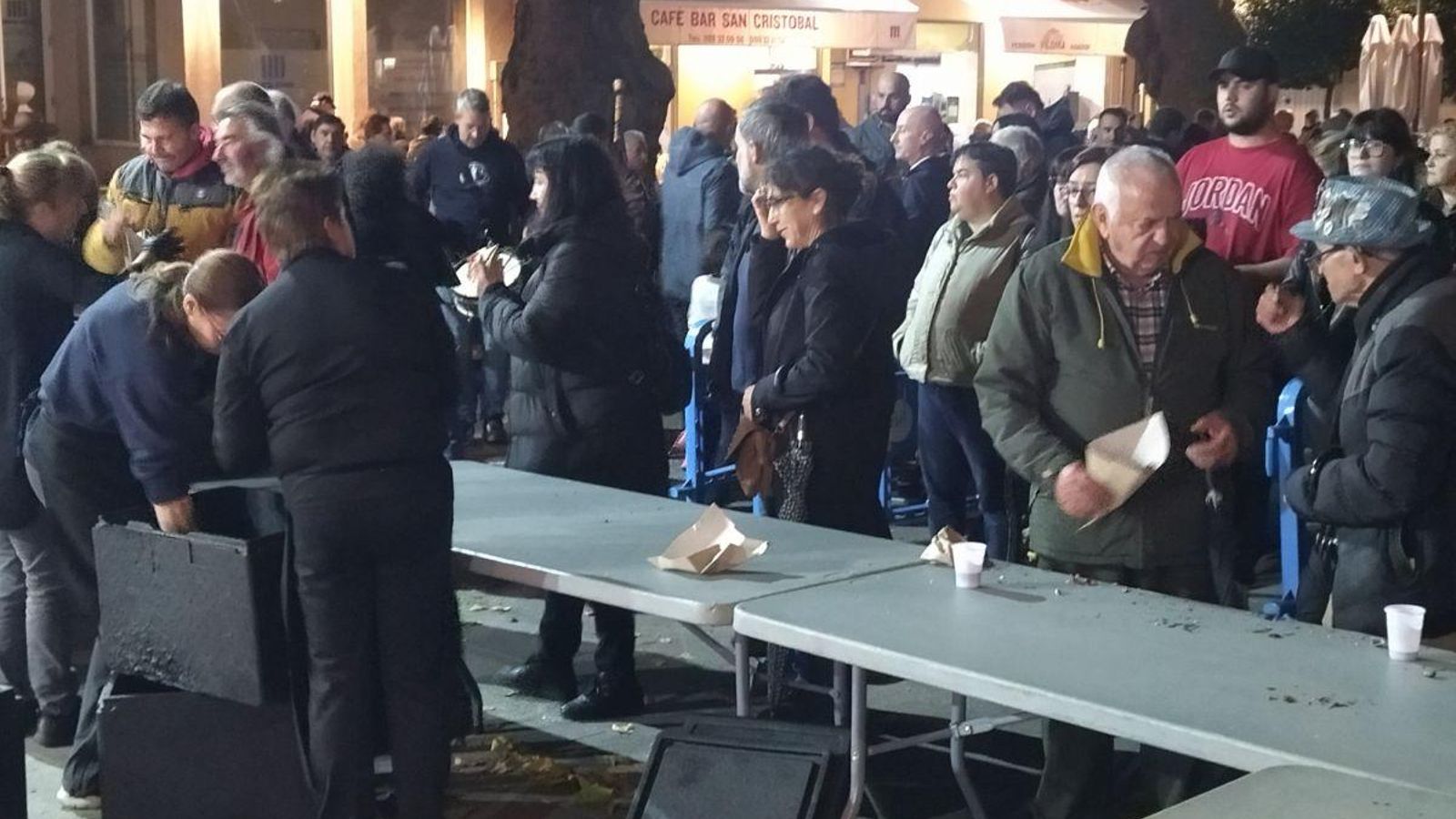 La gran cantidad de gente obligó a hacer cola en Viloira-O Barco para hacerse con un cucurucho de castañas asadas.