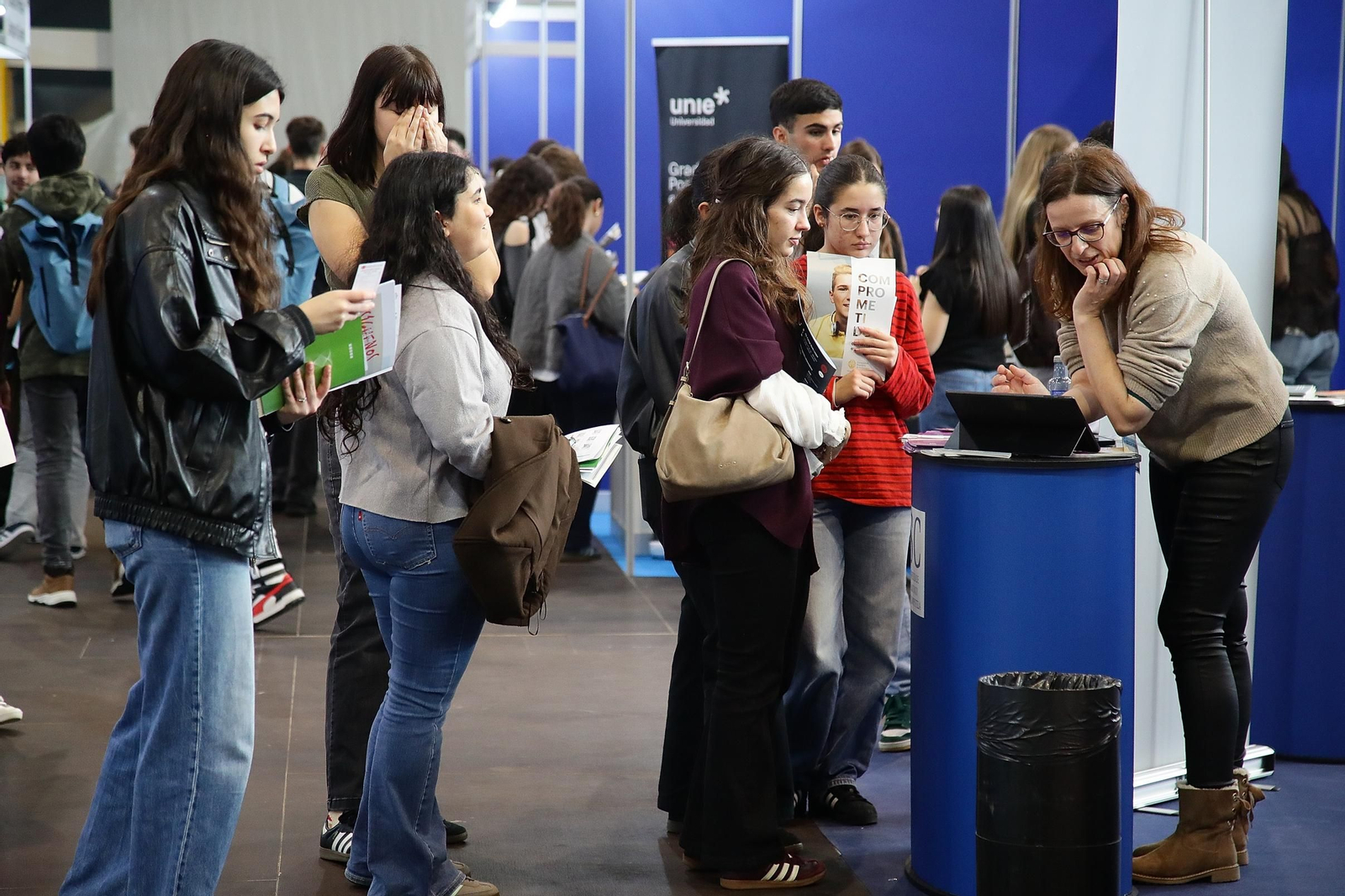 Estudiantes de Bachilletaro de la provincia y visitantes durante la II Feria Educativa en Expourense.