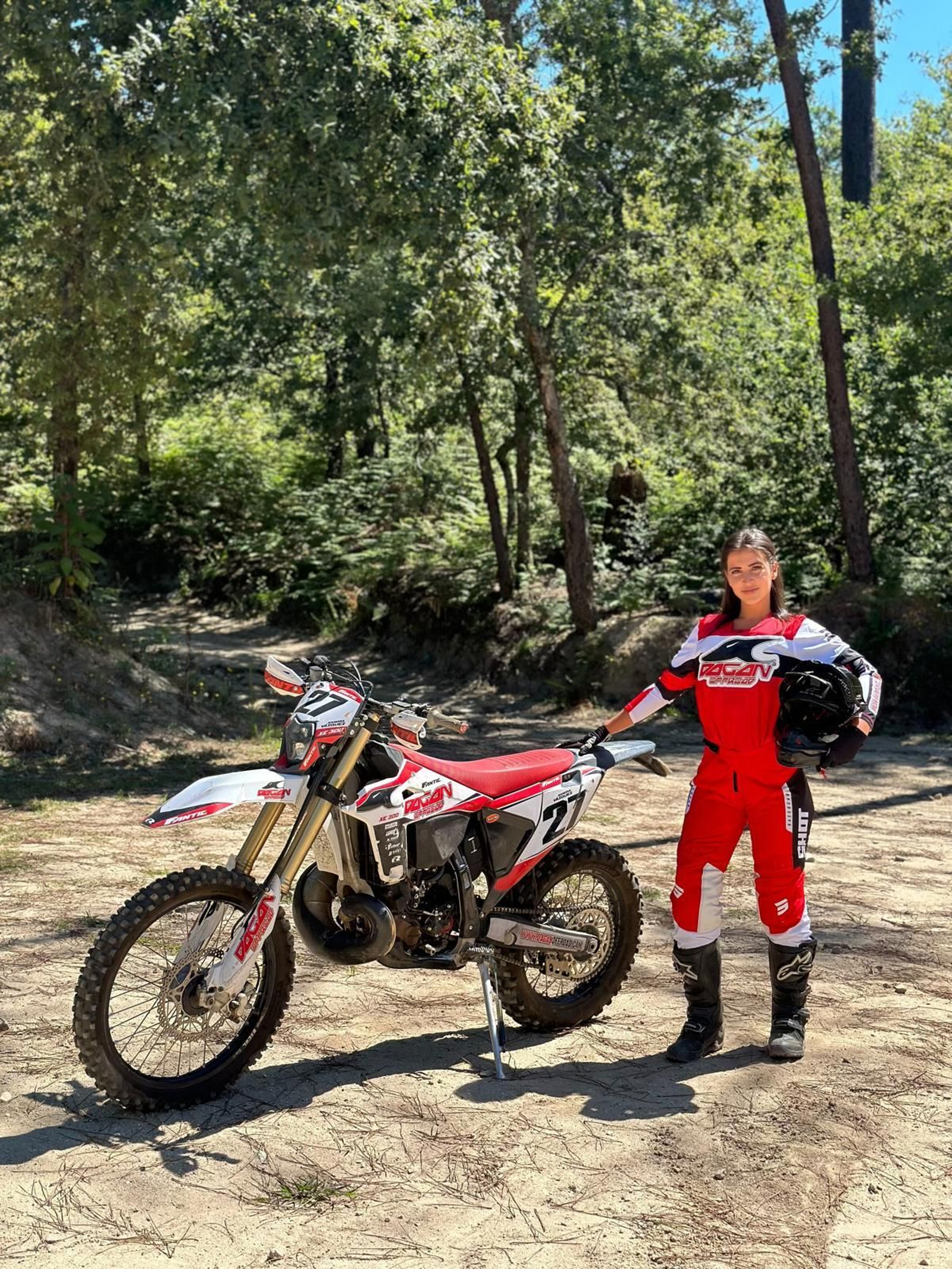 Sandra Vázquez posa a finales de 2025 con la moto con la que iba a afrontar la temporada de este año.
