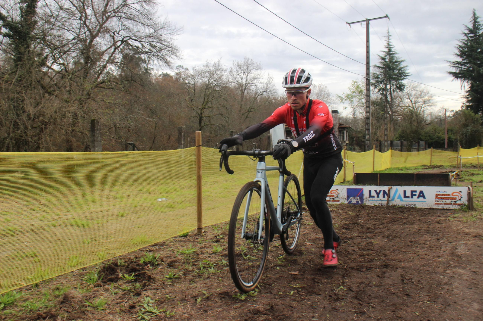 Galería | El campeón de ciclocross Miguel Rodríguez entrena en su Ponteareas natal