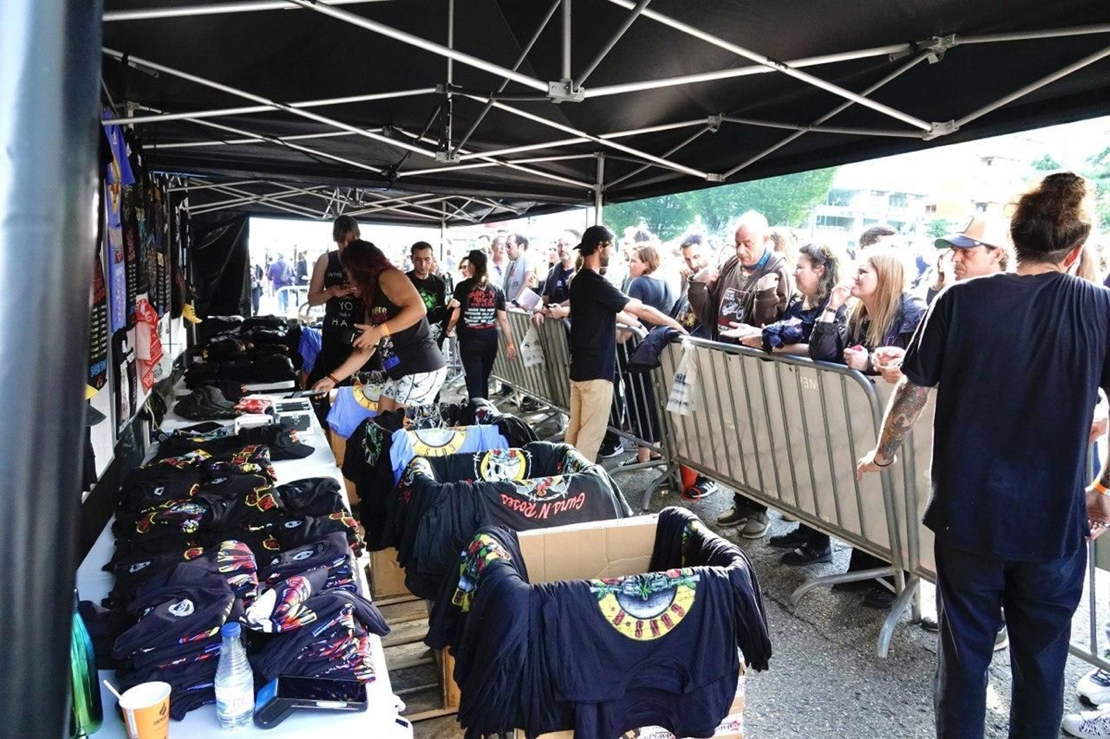 Venta de camisetas en las inmediaciones de Balaídos. // Vicente